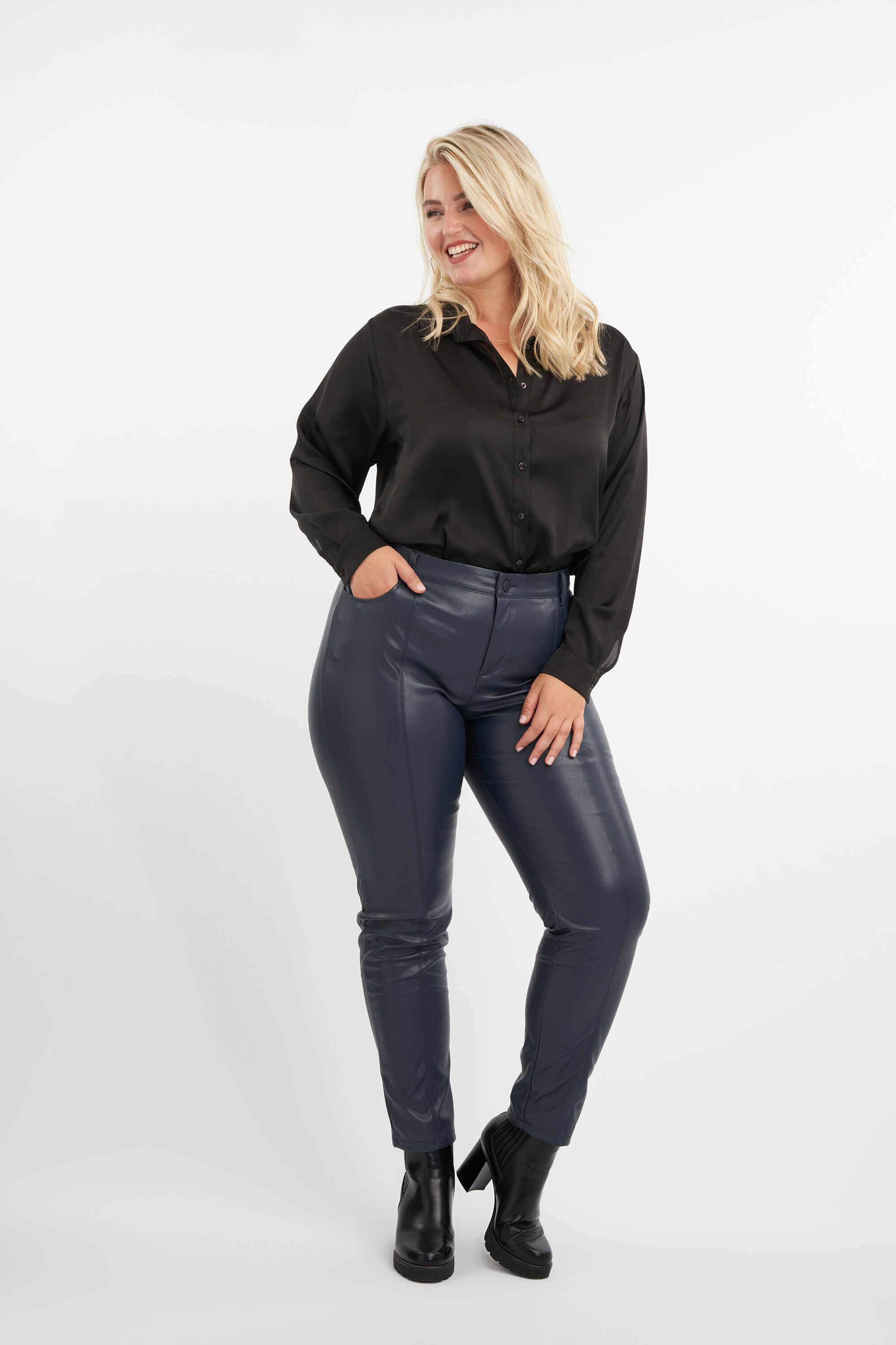 Pantalon en similicuir image number 4