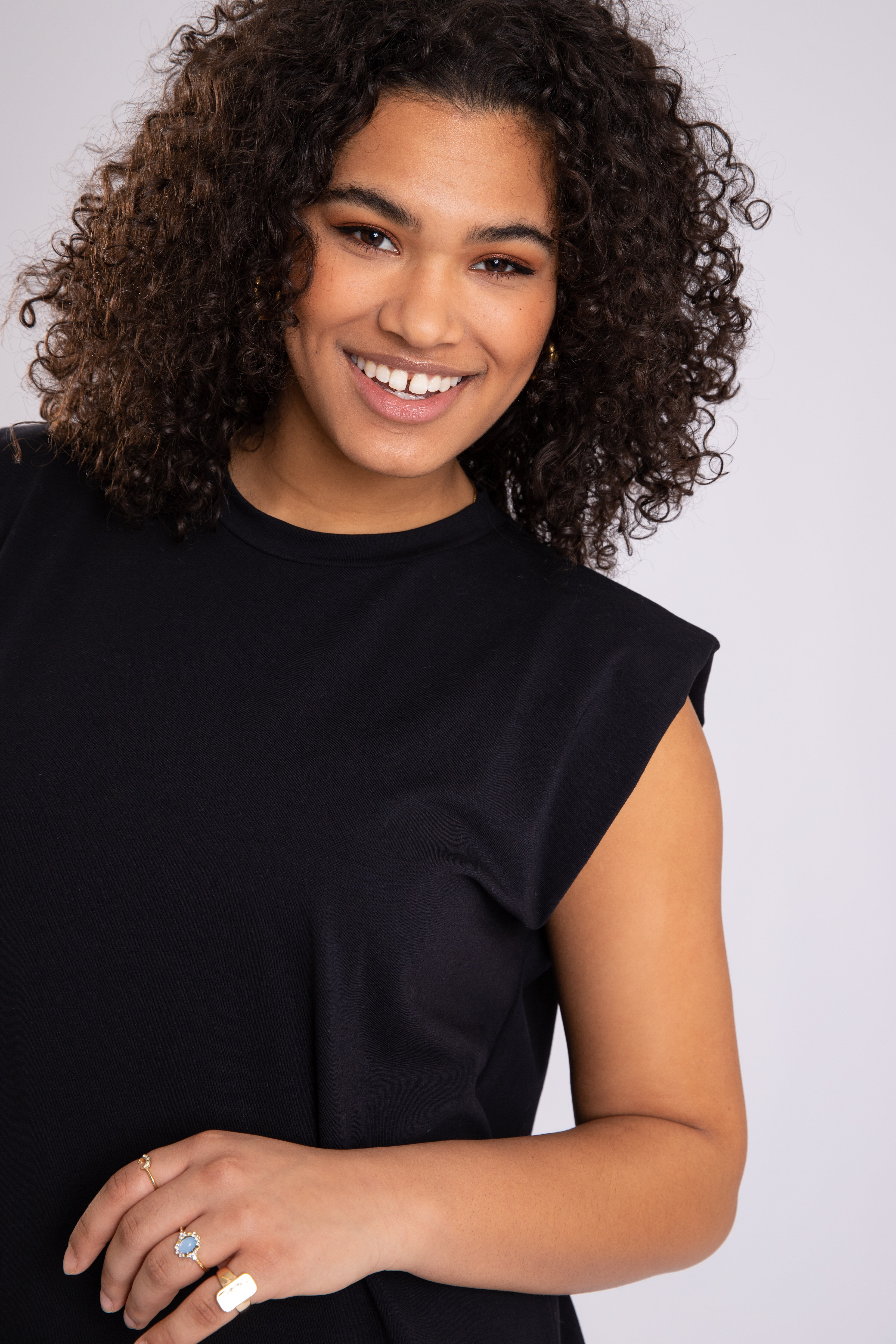 Robe d&eacute;cor&eacute;e au niveau des &eacute;paules image number 6