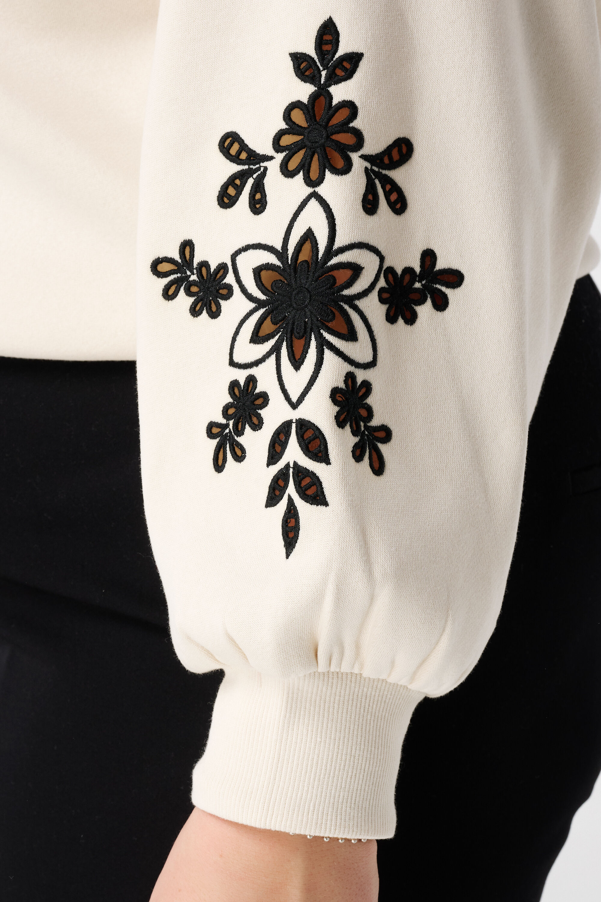 Sweat &agrave; broderie ajour&eacute;e image number 6