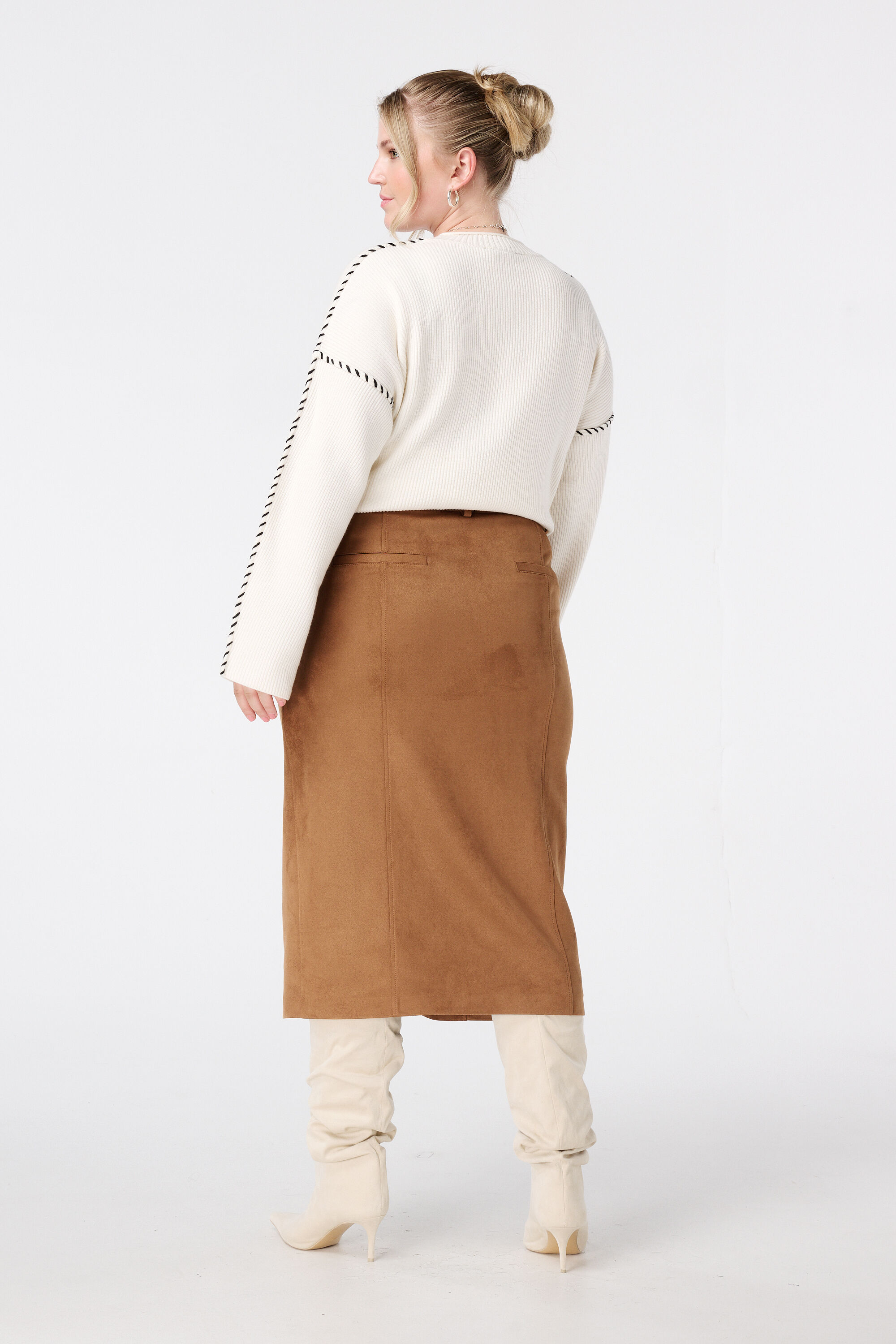 Jupe midi en simili daim avec ceinture image number 3