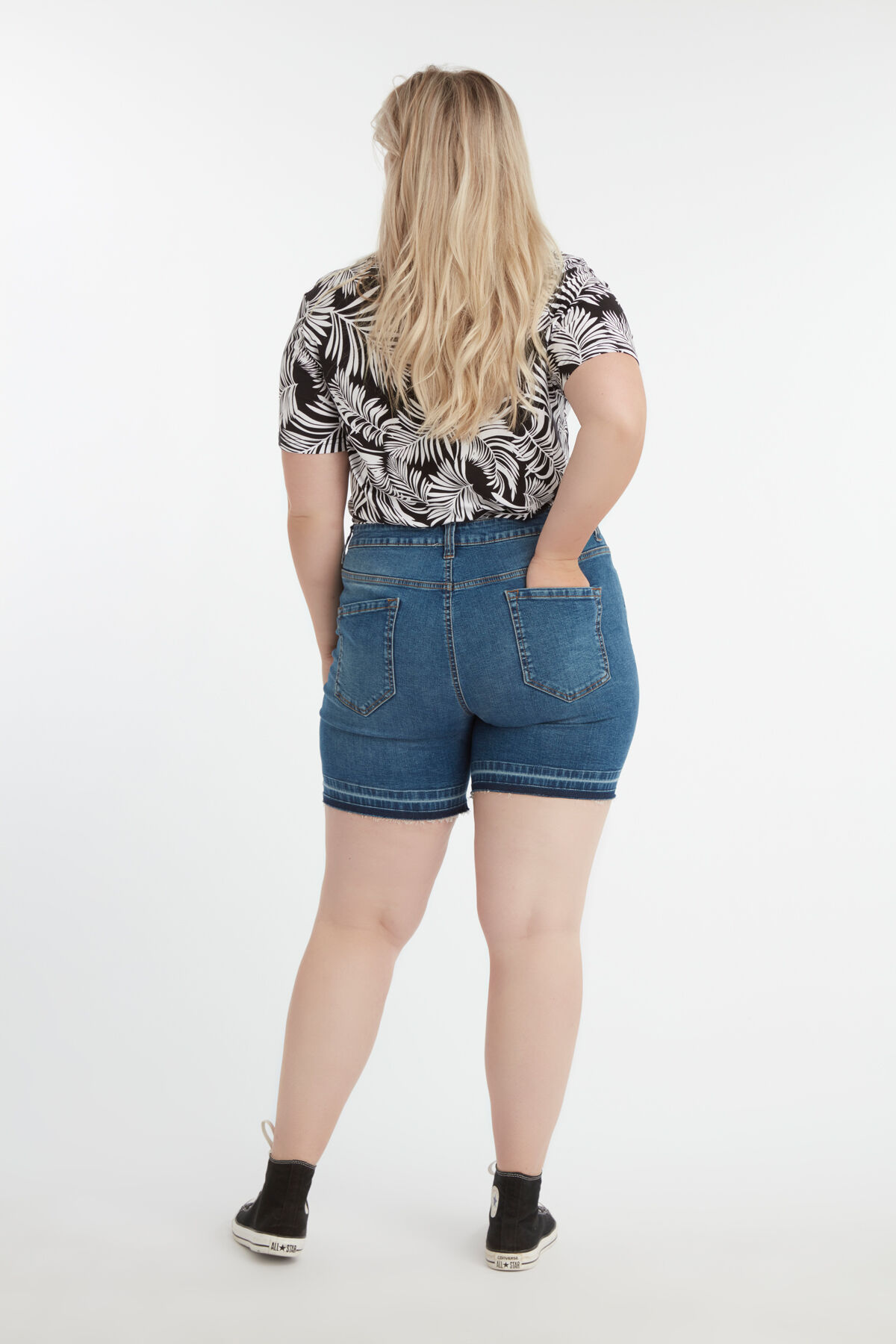 Short en denim &agrave; bord effiloch&eacute; image number 4