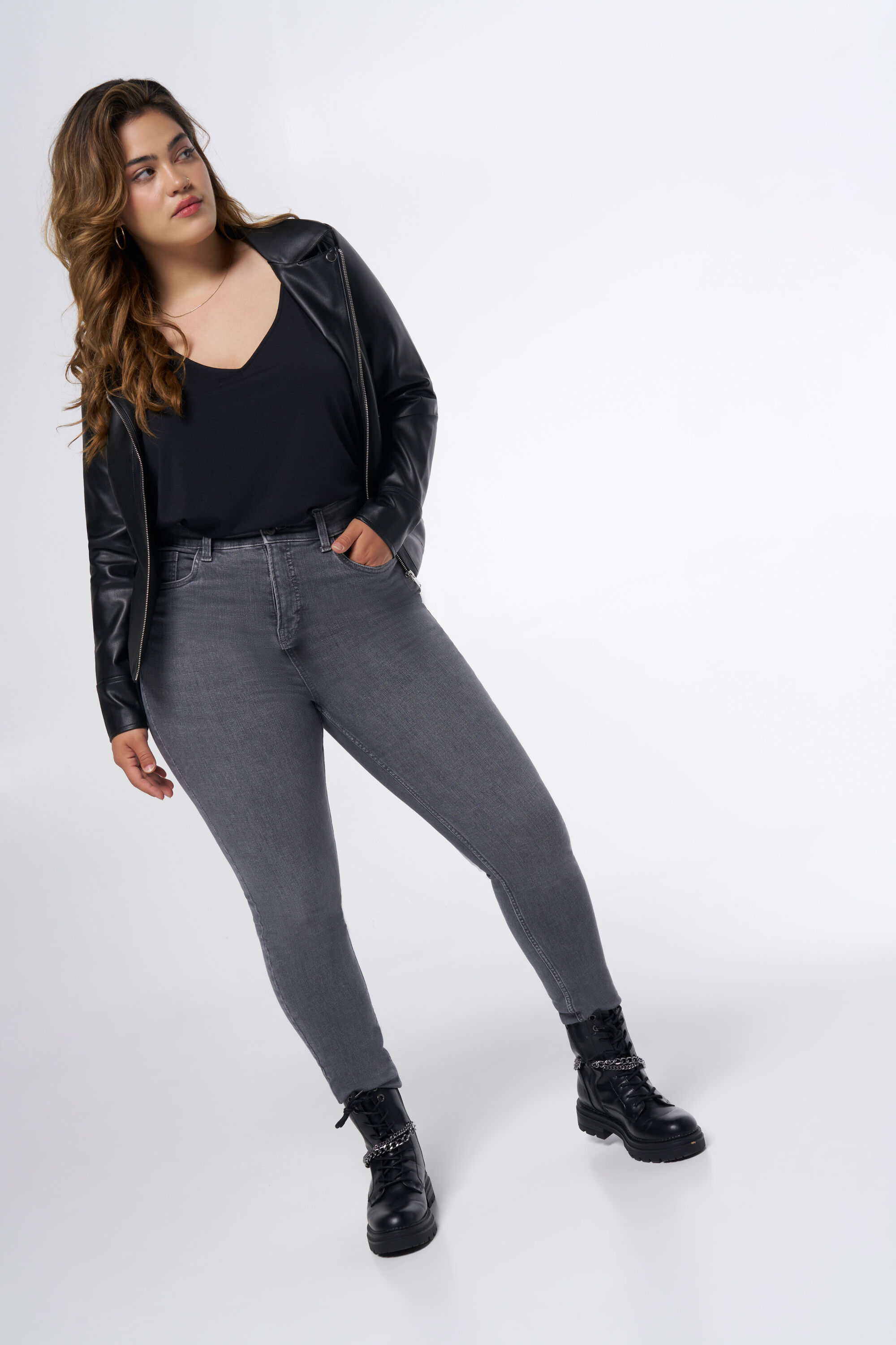 Veste &eacute;l&eacute;gante en cuir orn&eacute;e de d&eacute;tails argent&eacute;s image number 5