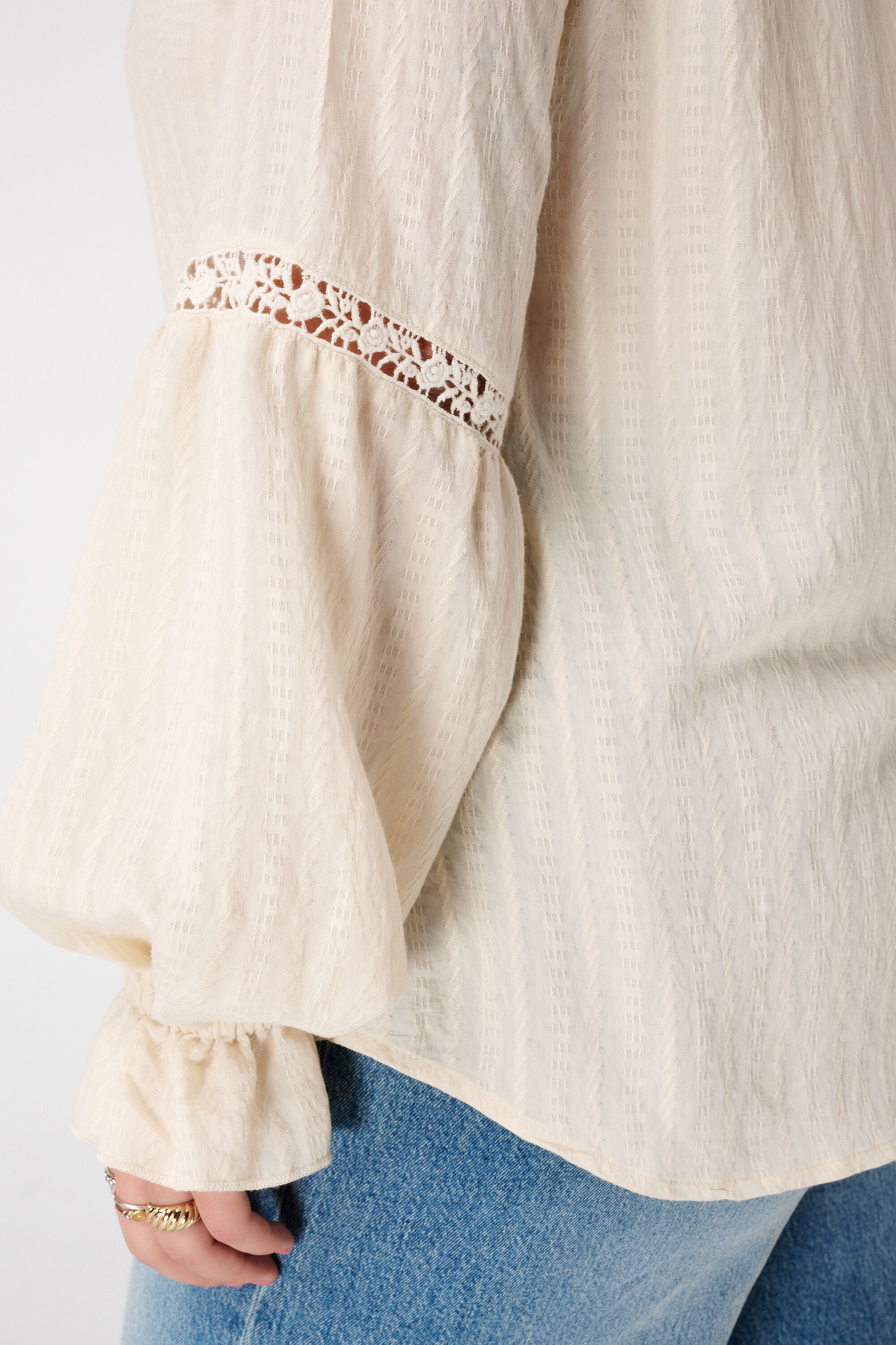 Blouse avec broderie ajour&eacute;e image number 6