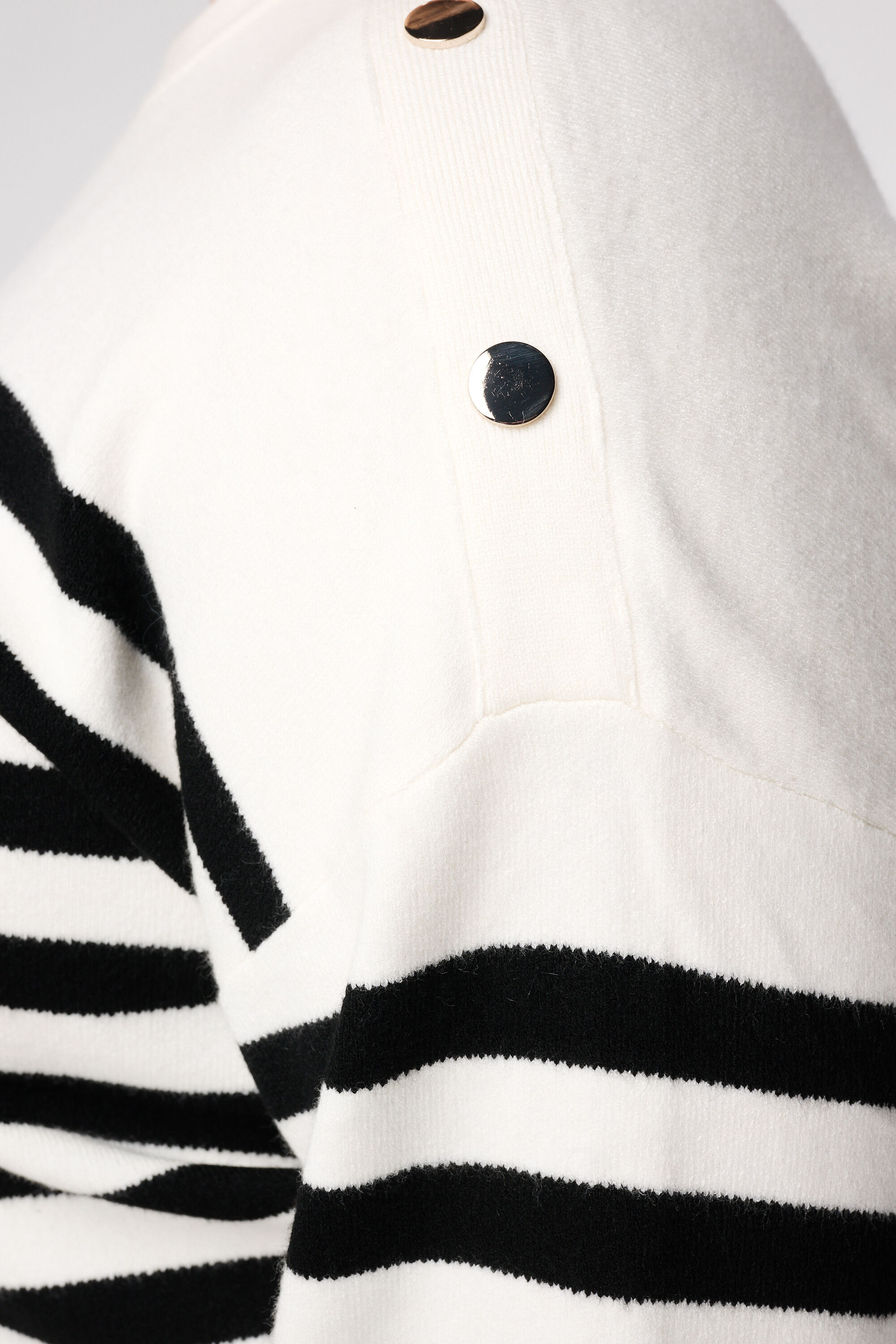 Pull ray&eacute; avec d&eacute;tails de boutons image number 6