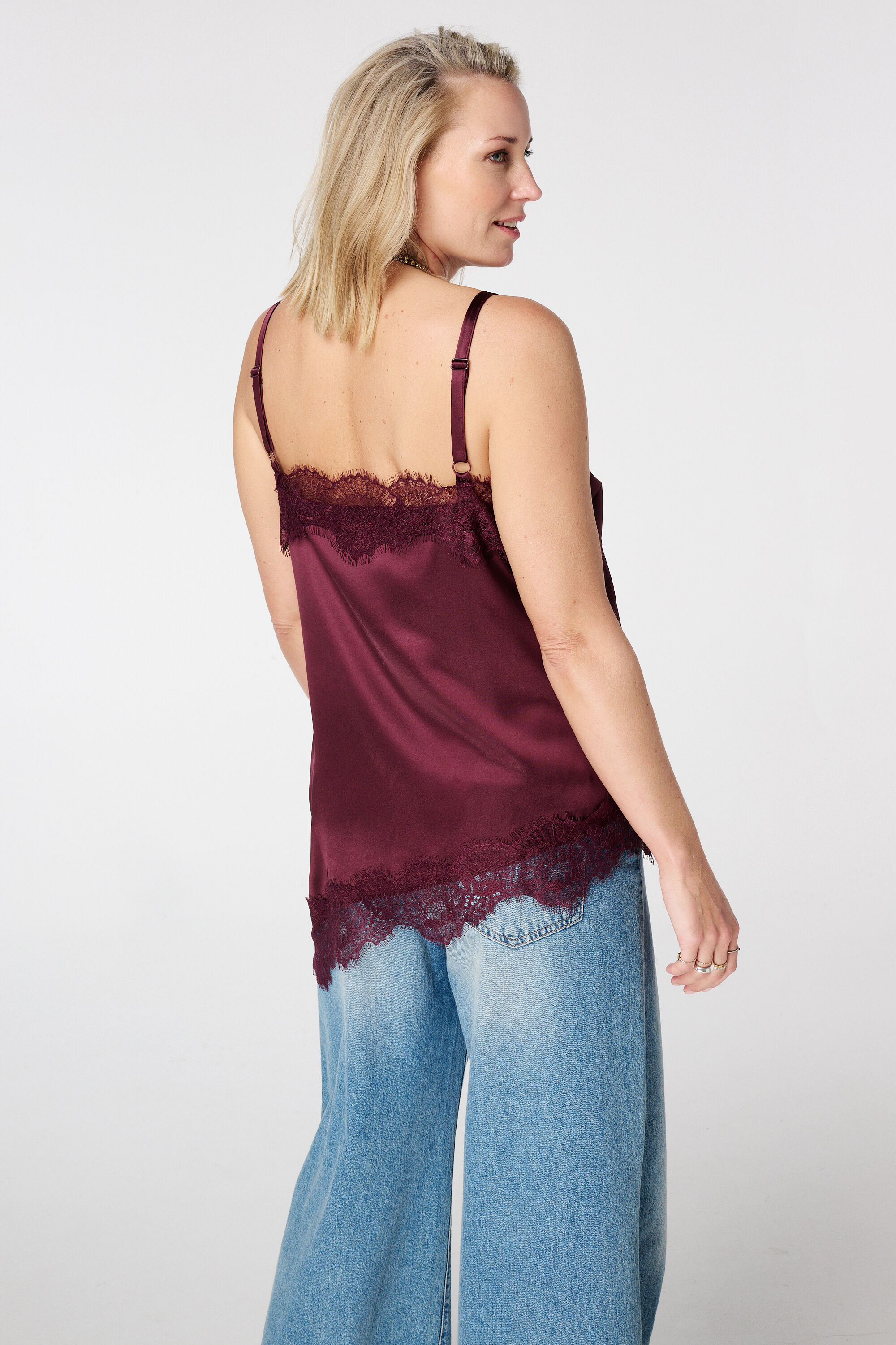 Top asym&eacute;trique en satin avec dentelle image number 3