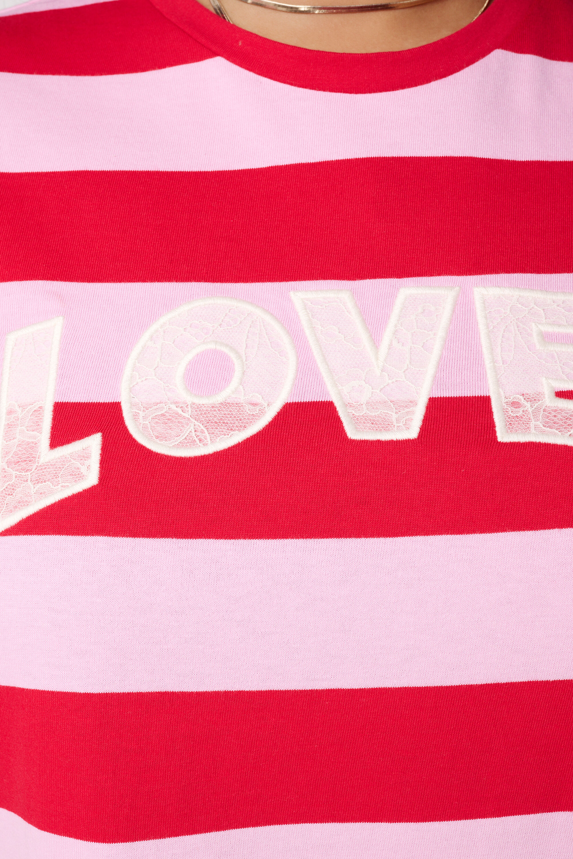 T-shirt ray&eacute; avec texte en dentelle image number 6