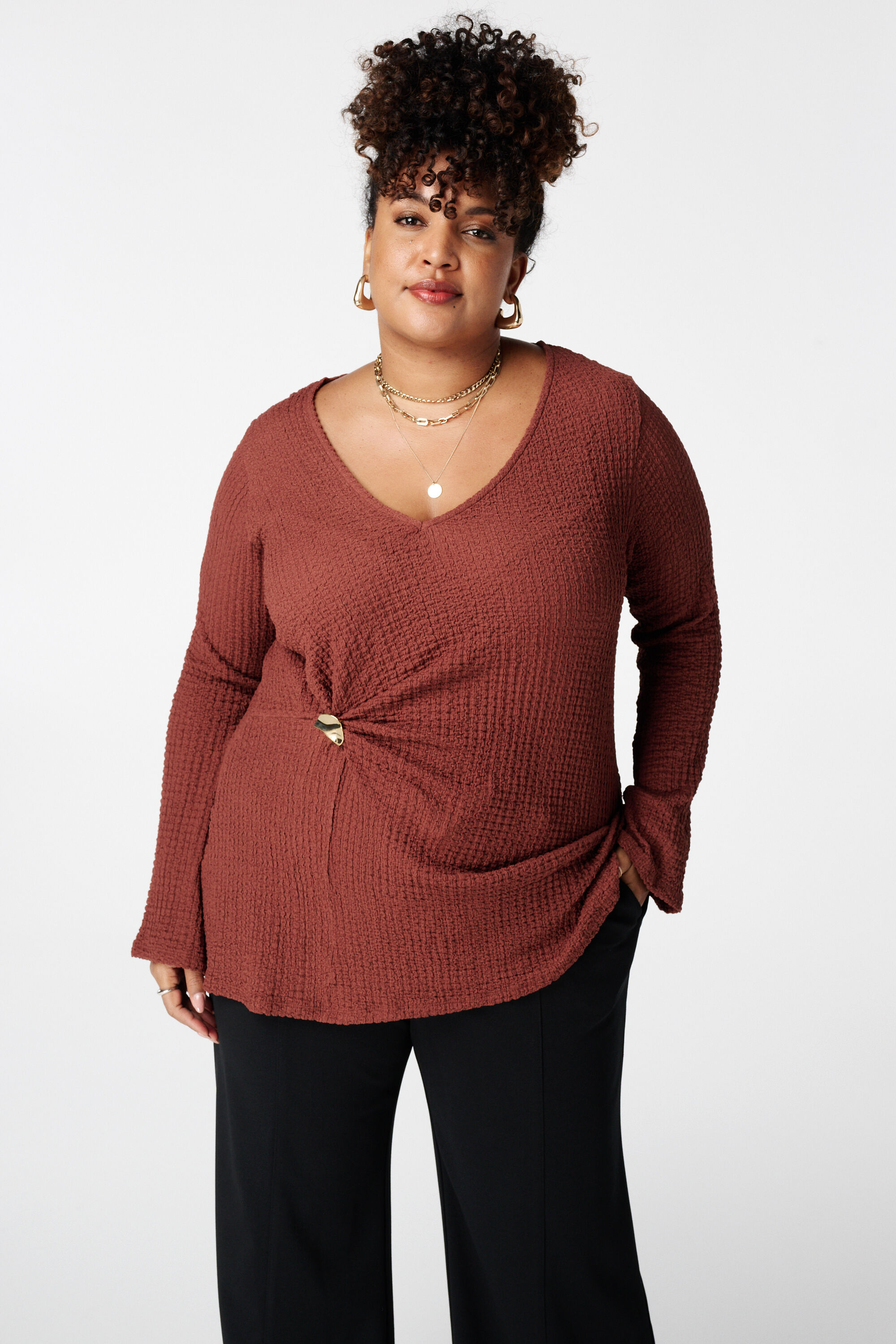 Haut avec d&eacute;tail nou&eacute;