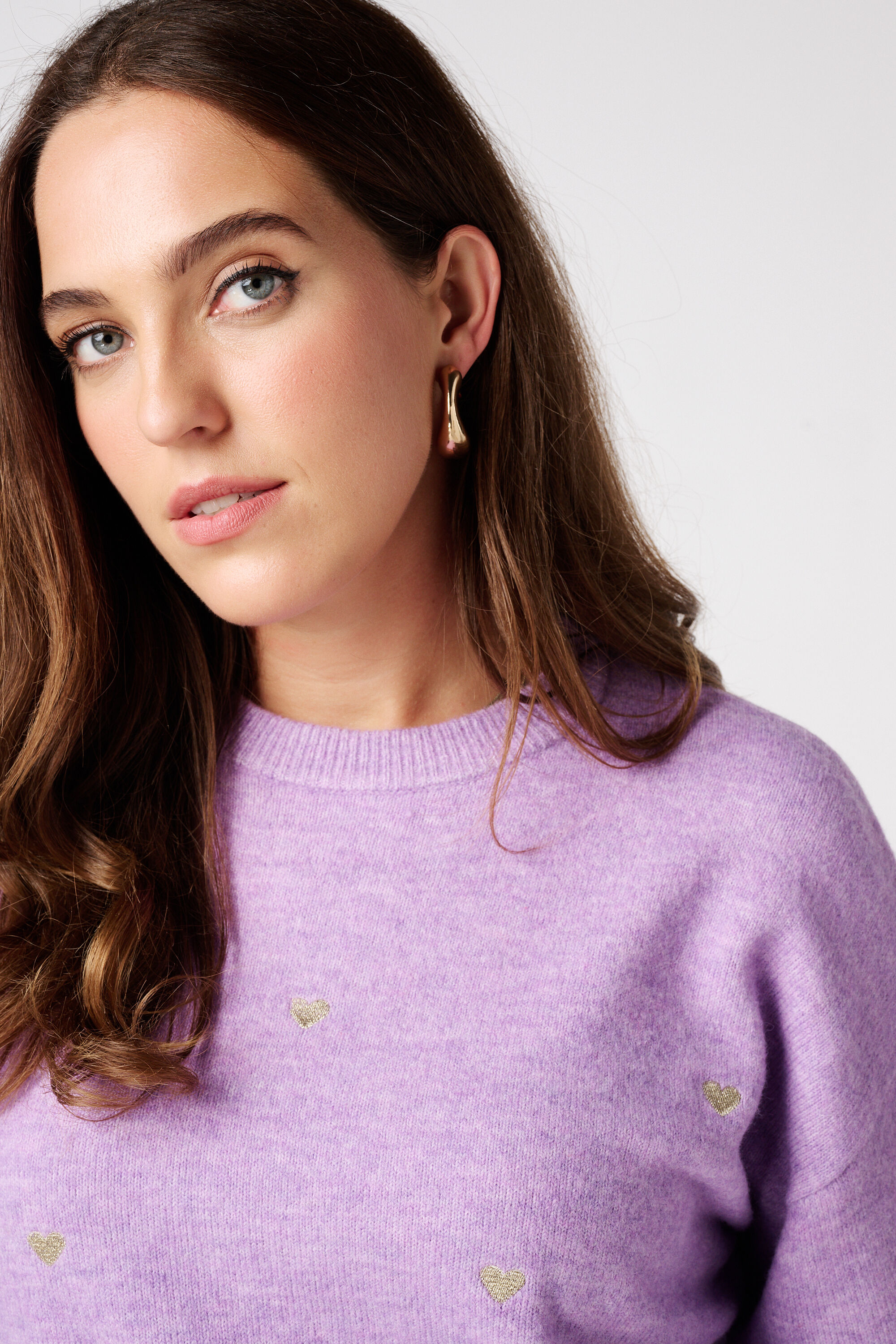 Pull finement tricot&eacute; avec des c&oelig;urs brod&eacute;s image number 4