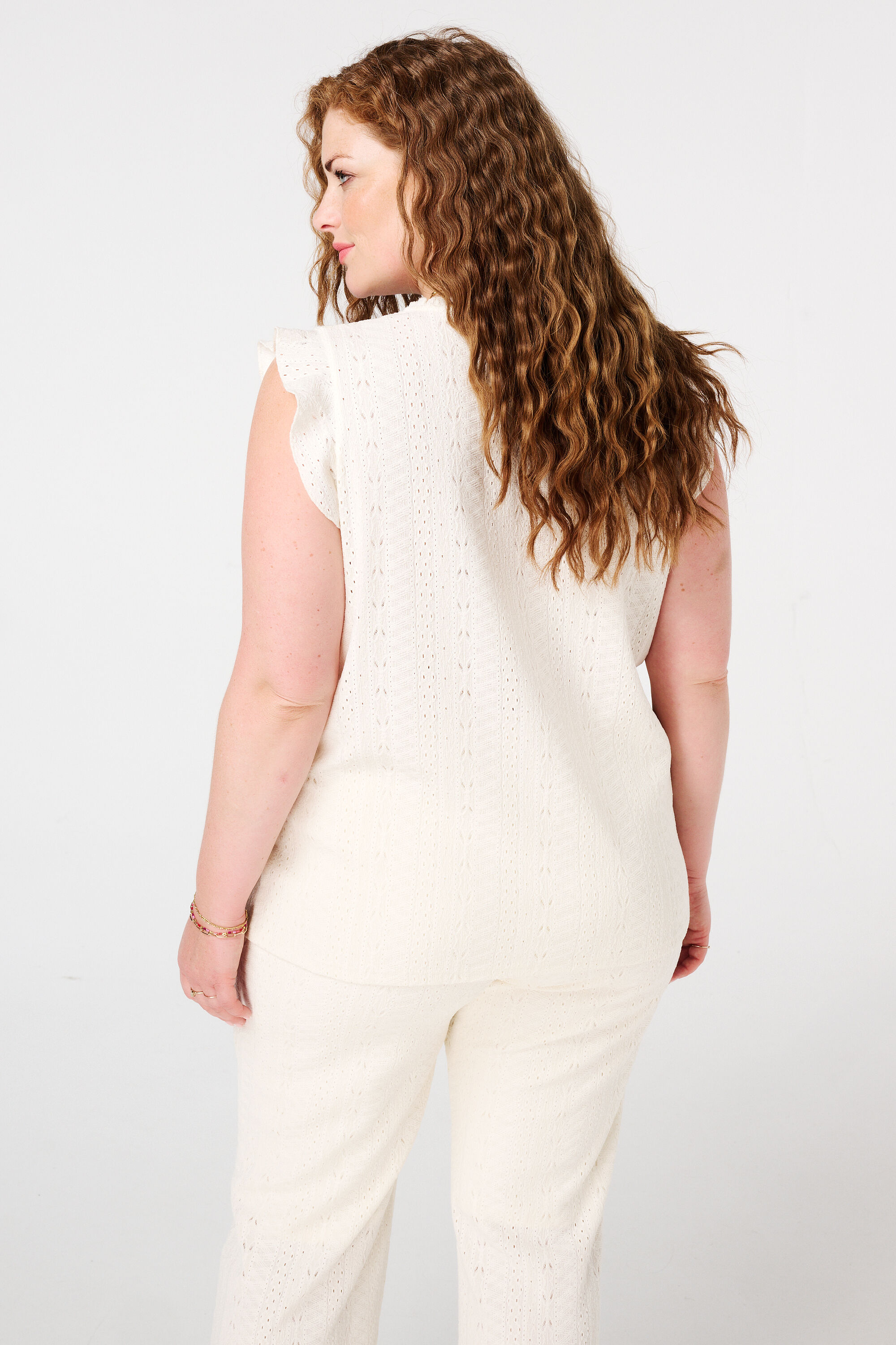 Haut brod&eacute; avec volants image number 3