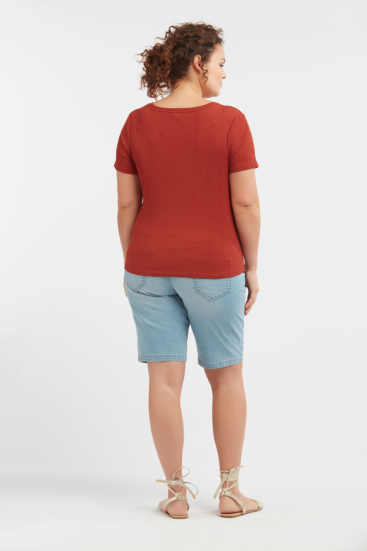 T-shirt avec d&eacute;tail nou&eacute; image number 5