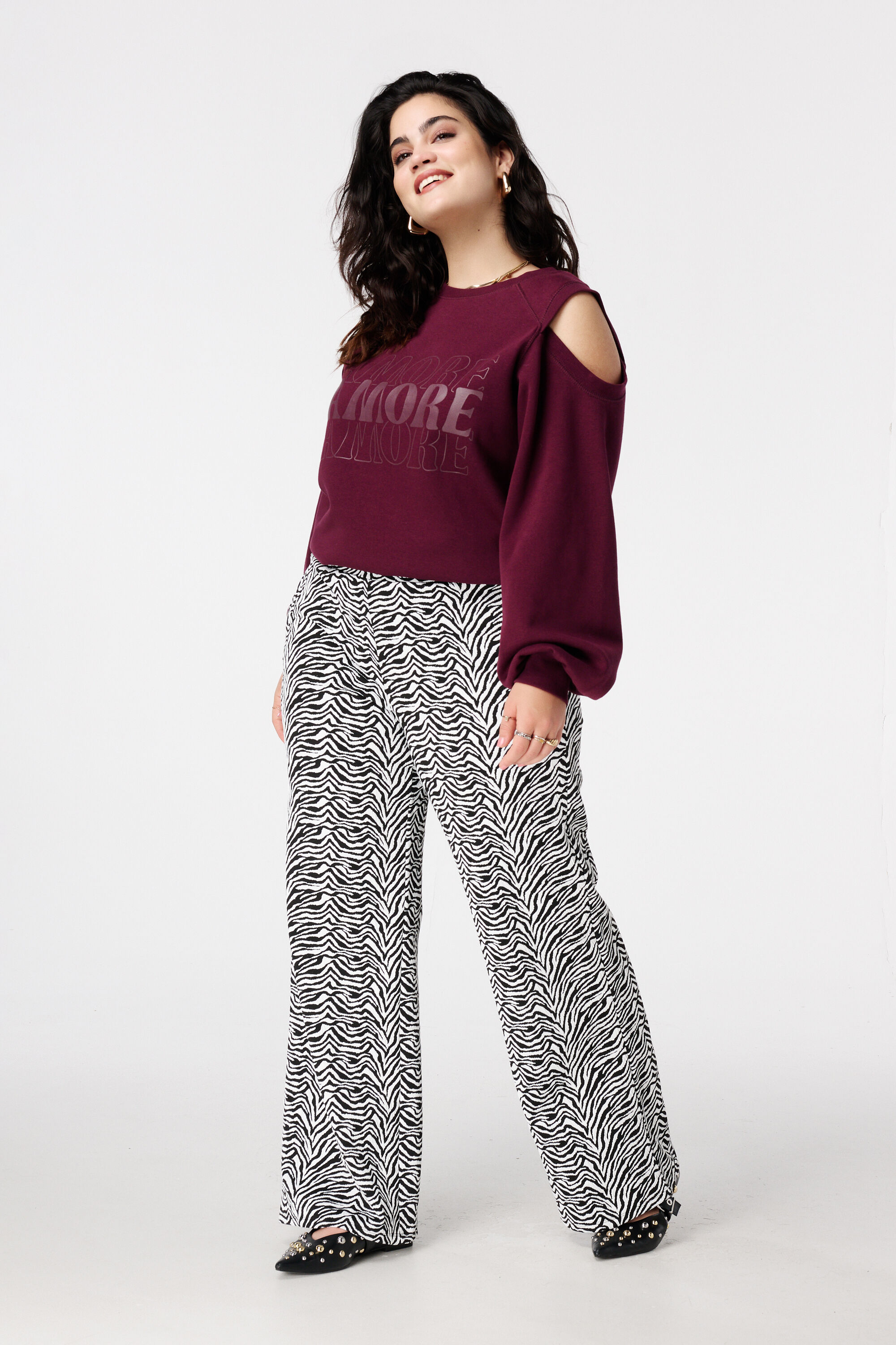 Pull avec &eacute;paule d&eacute;coup&eacute;e image number 5