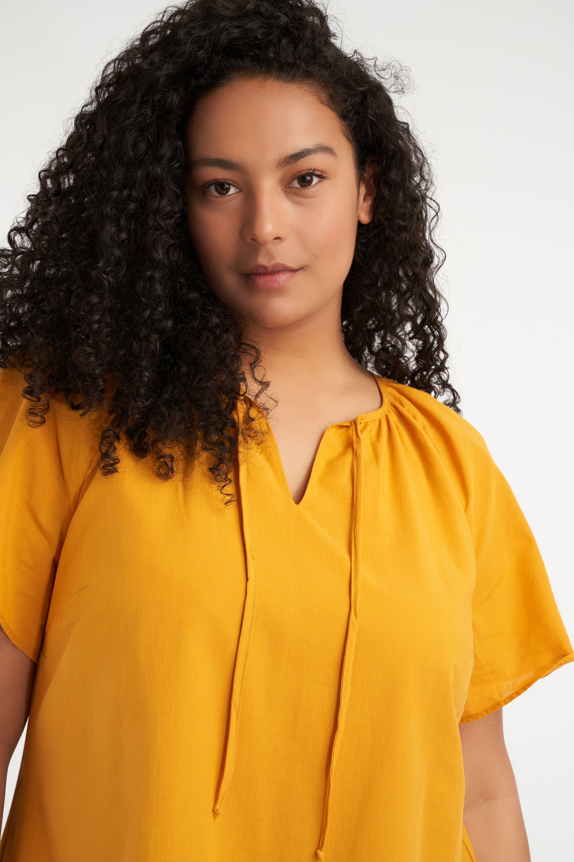 Robe courte et &eacute;vas&eacute;e image number 5