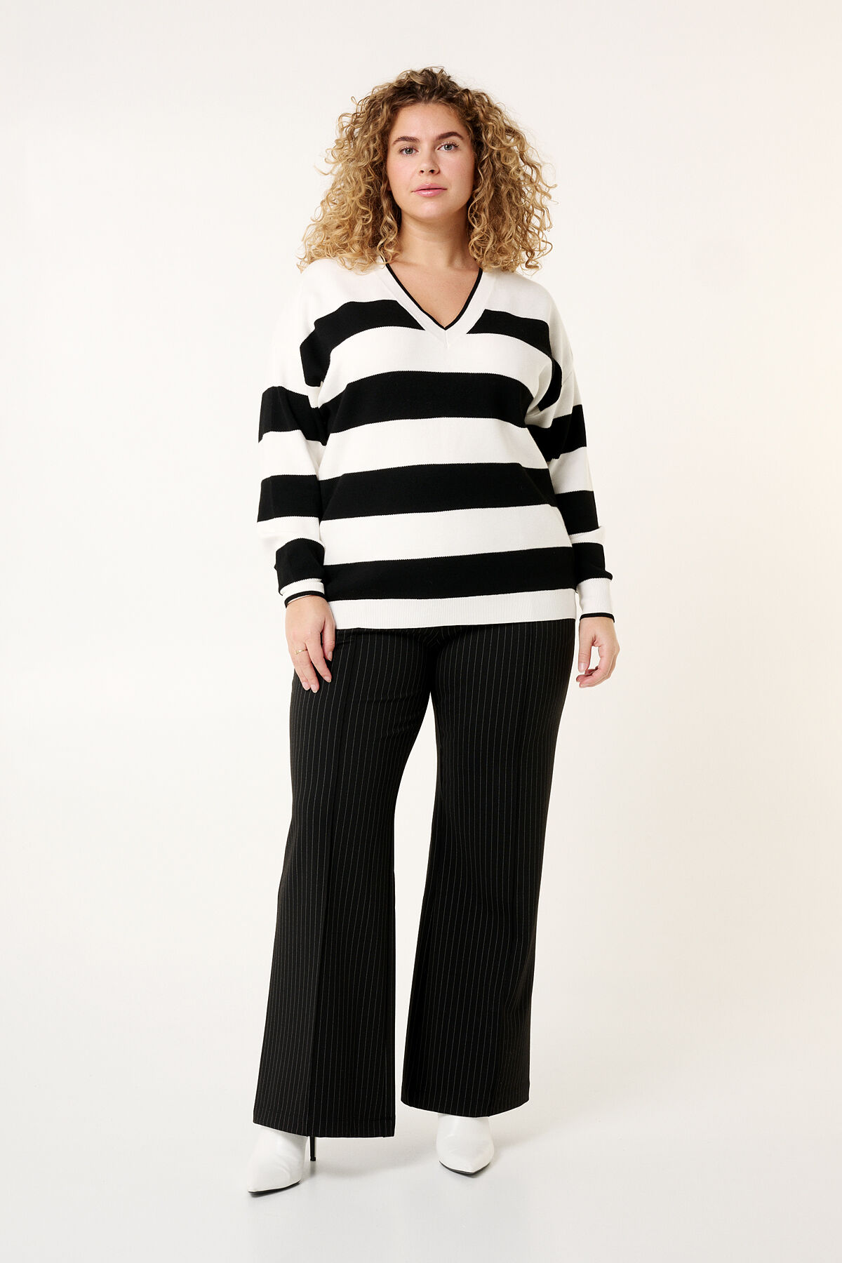 Pull ray&eacute; &agrave; mailles fines image number 6