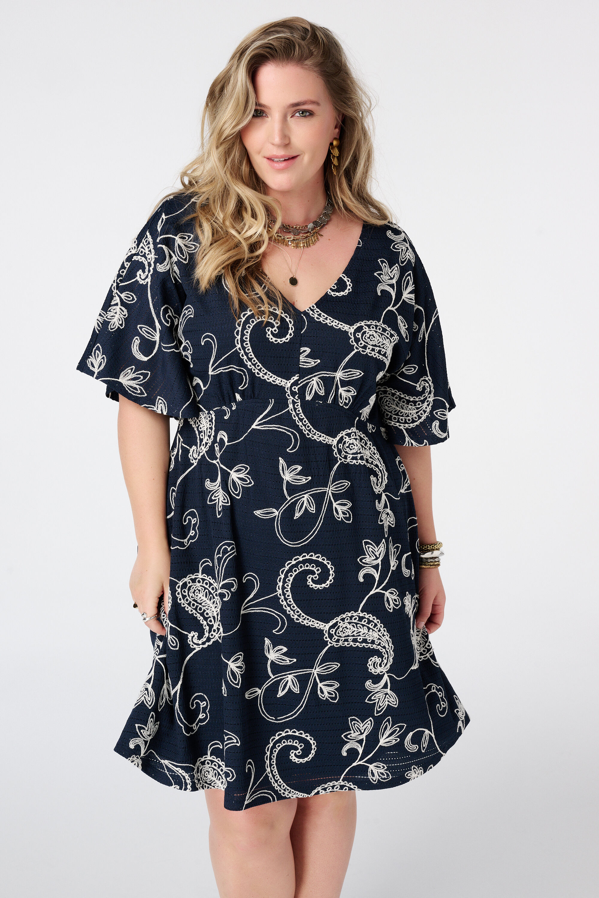 Robe courte &agrave; manches papillon image number 0