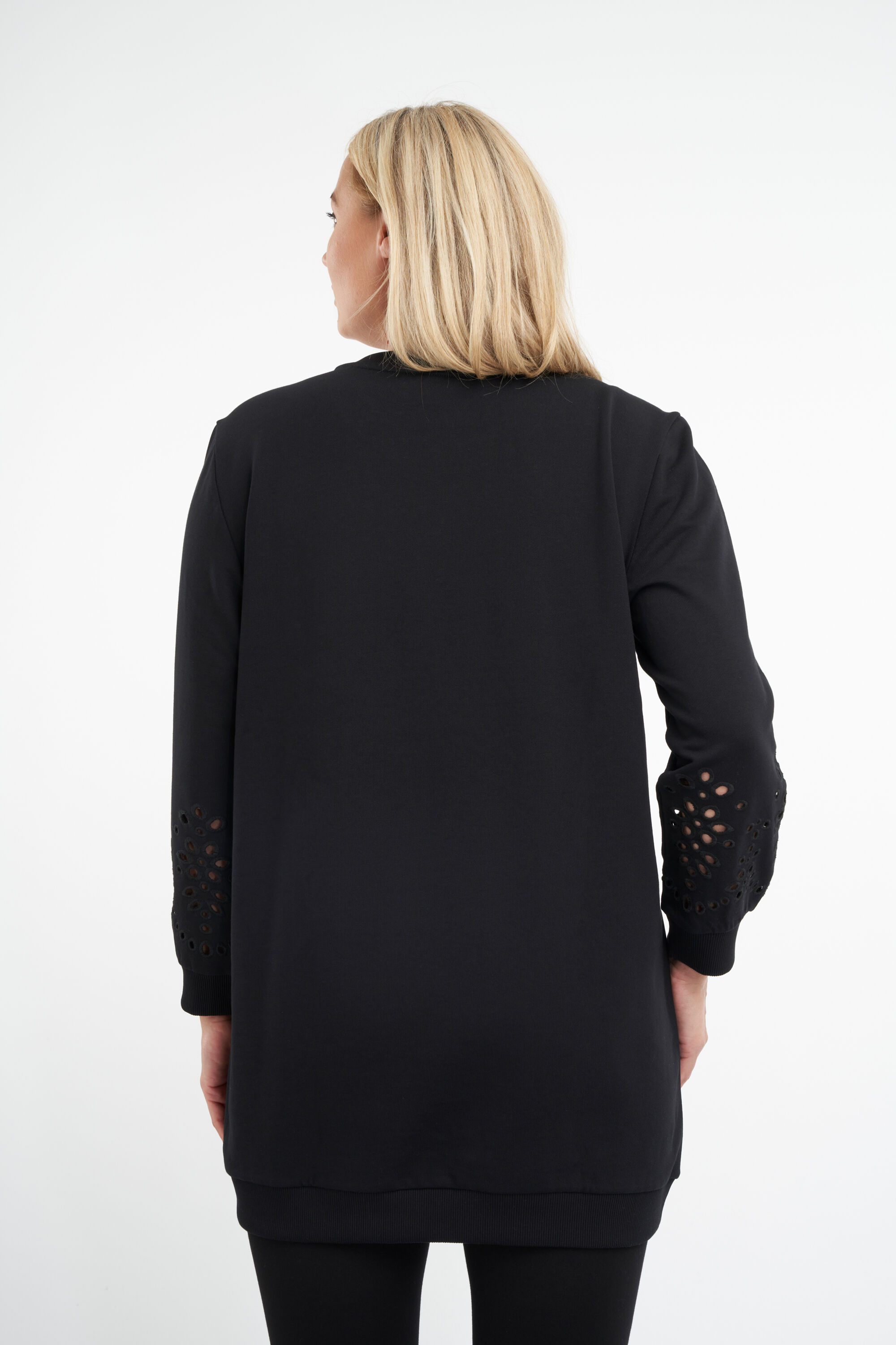 Pull avec broderie image number 4