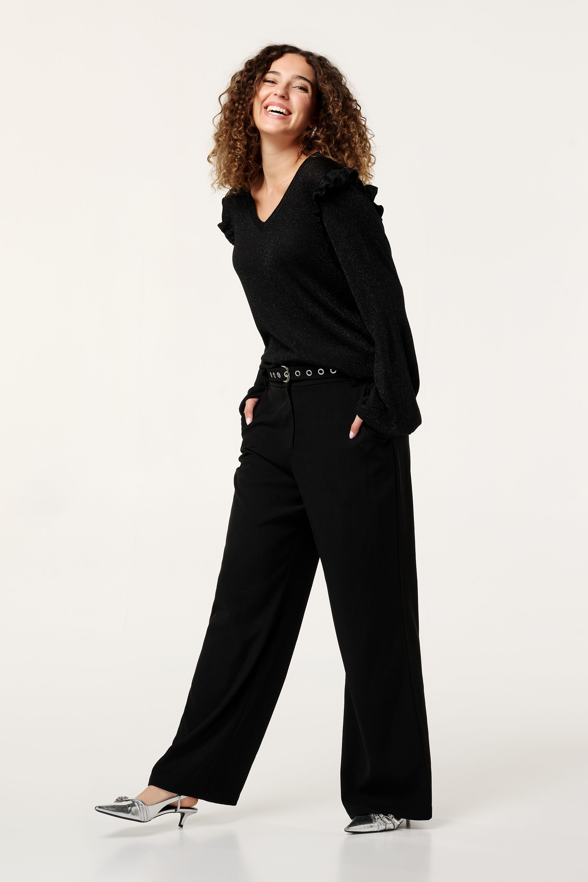 Pull &agrave; volants et &agrave; paillettes image number 5