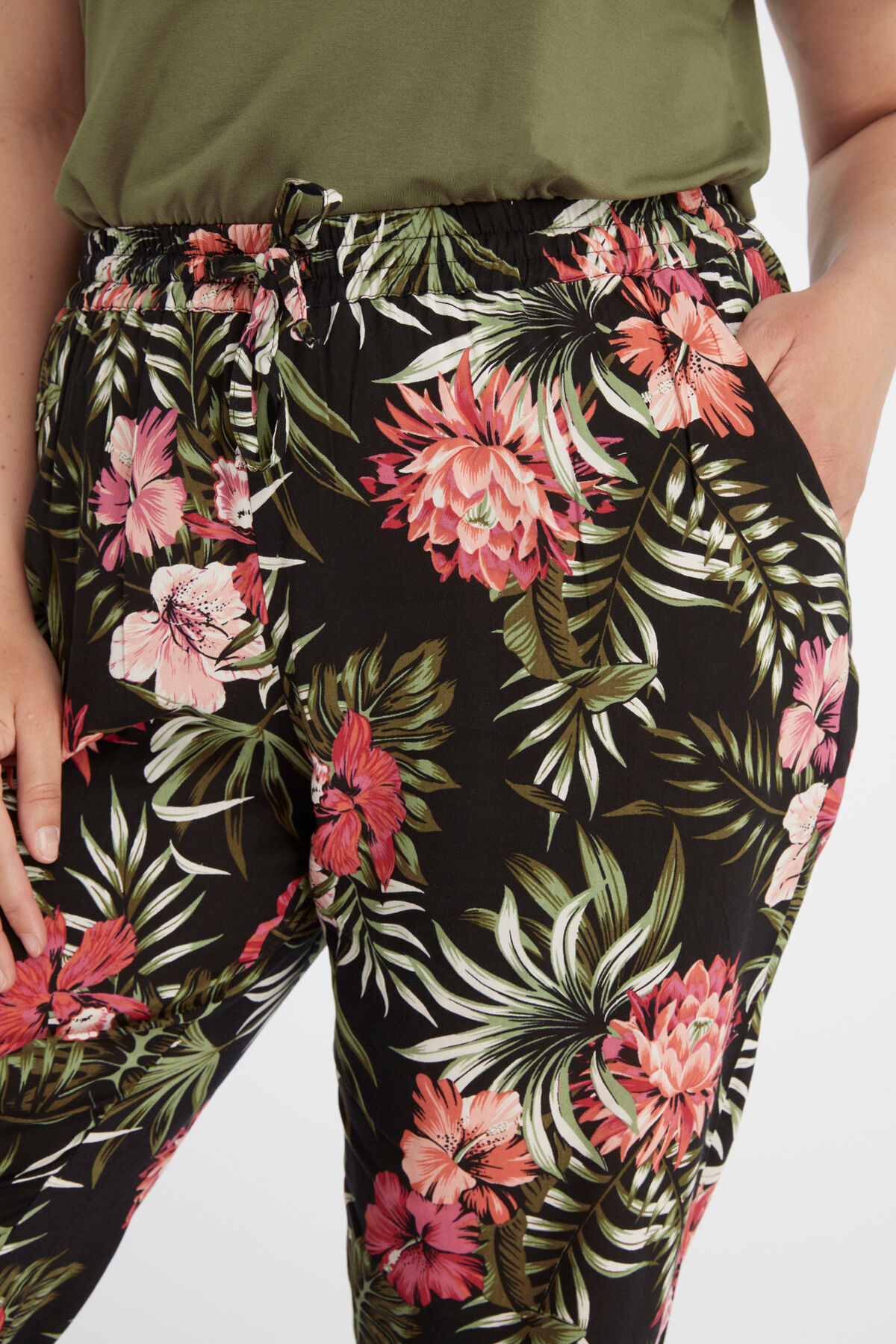 Pantalon coupe ample &agrave; imprim&eacute; image number 5