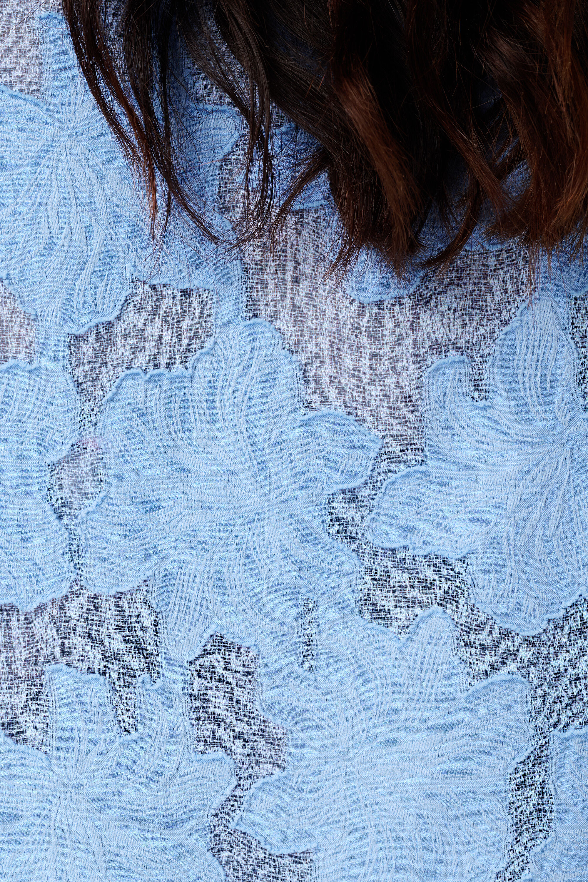 Blouse transparente &agrave; motif floral image number 6