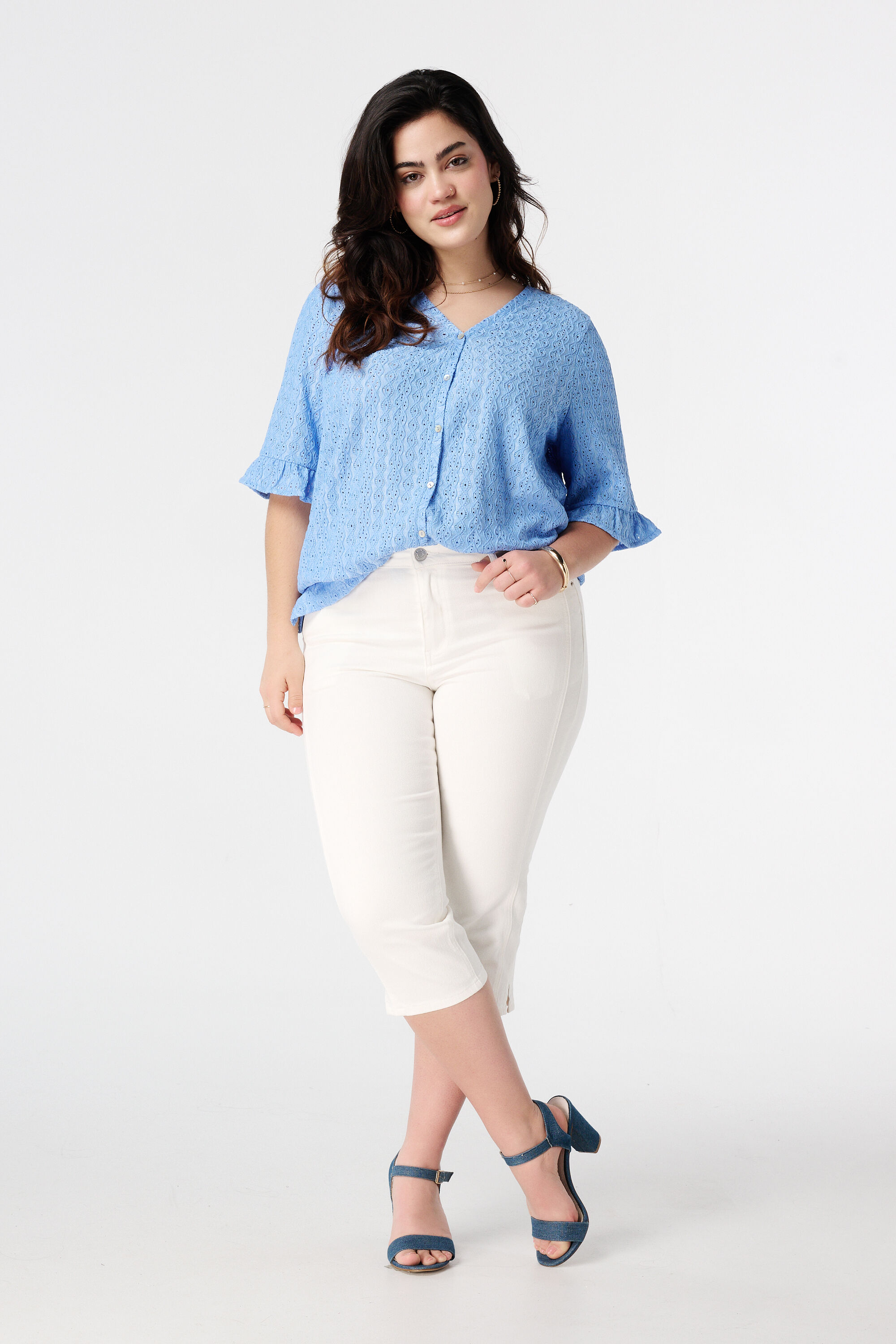 Haut brod&eacute; avec fermeture boutonn&eacute;e image number 5