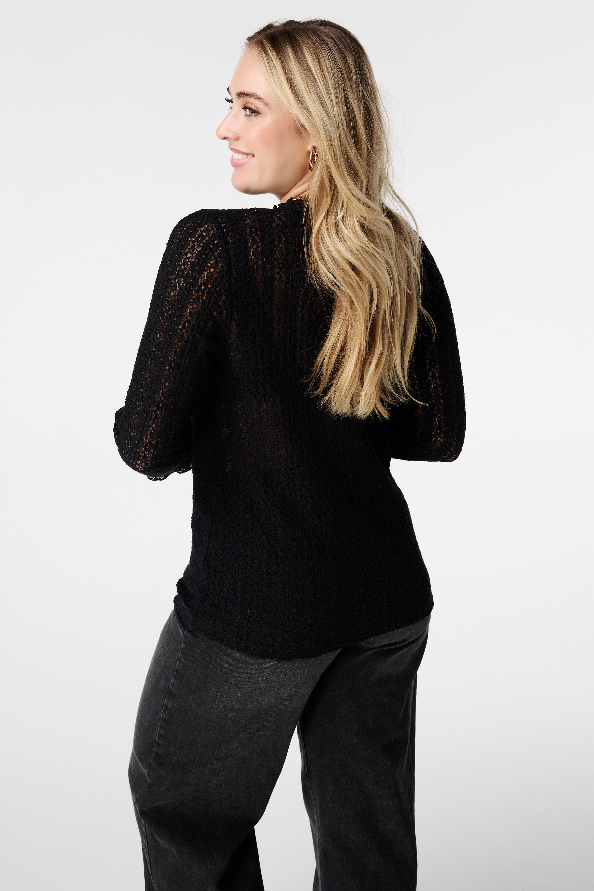 Top en dentelle avec manches &eacute;vas&eacute;es image number 3