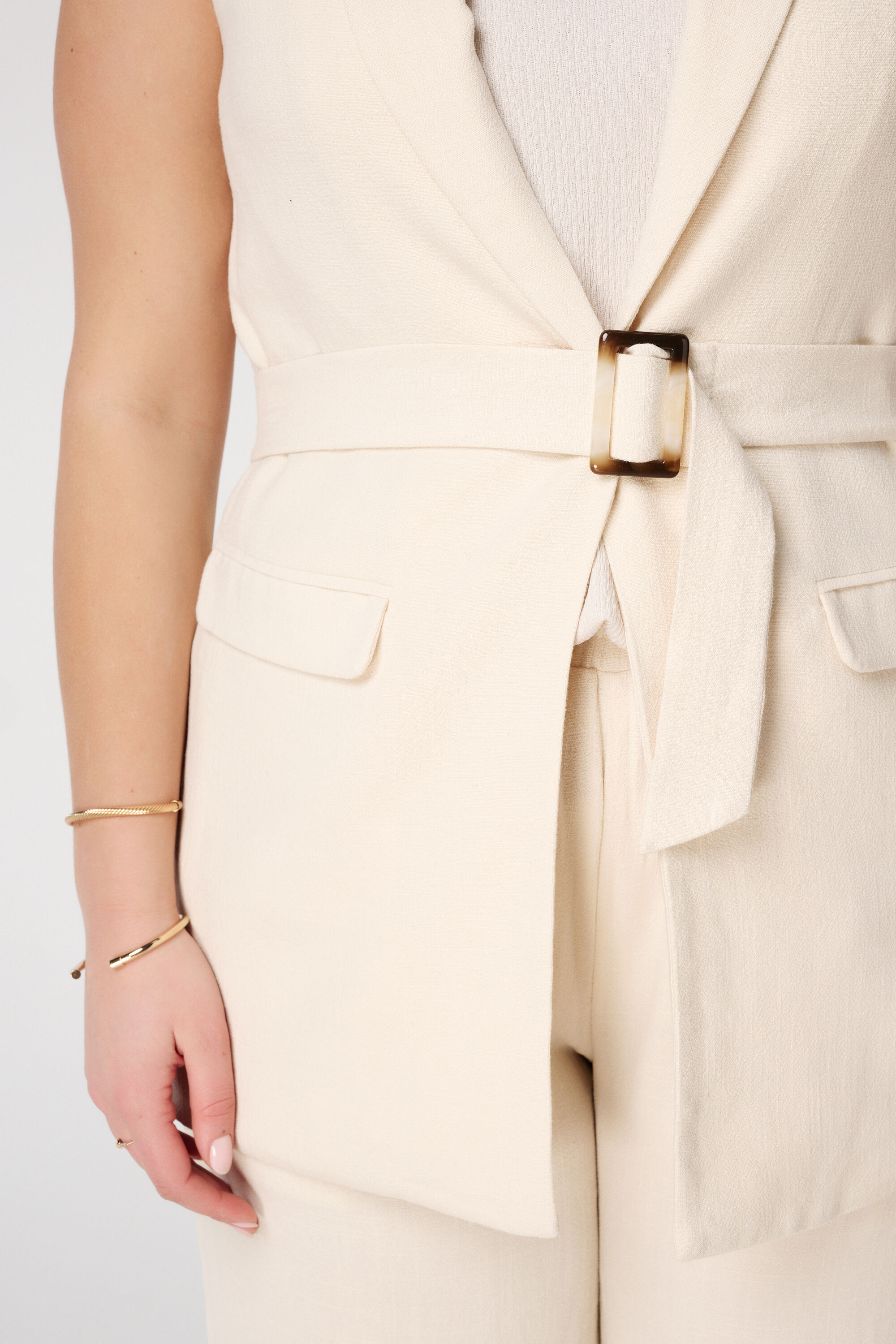 Gilet en lin avec ceinture image number 4