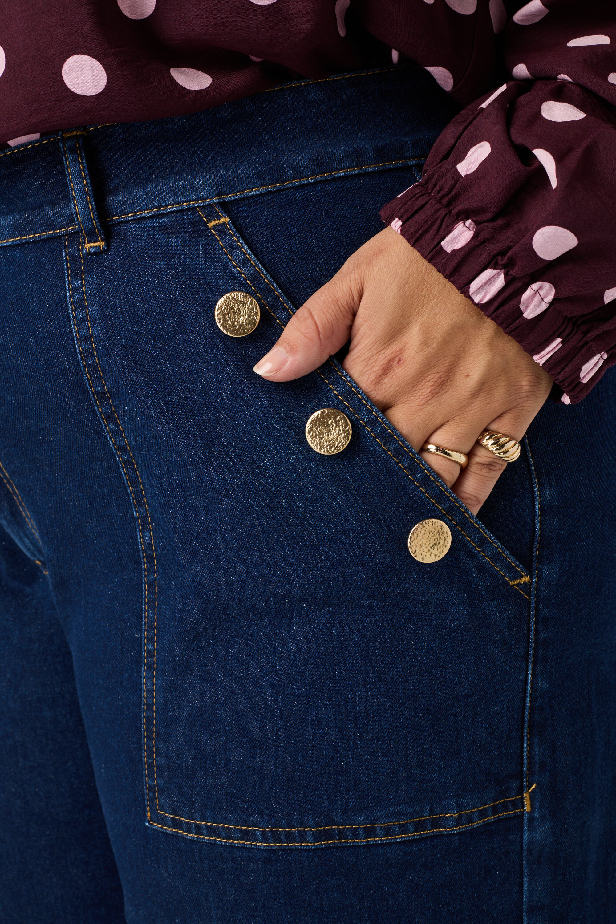 Wide leg jean avec boutons d&eacute;coratifs image number 4