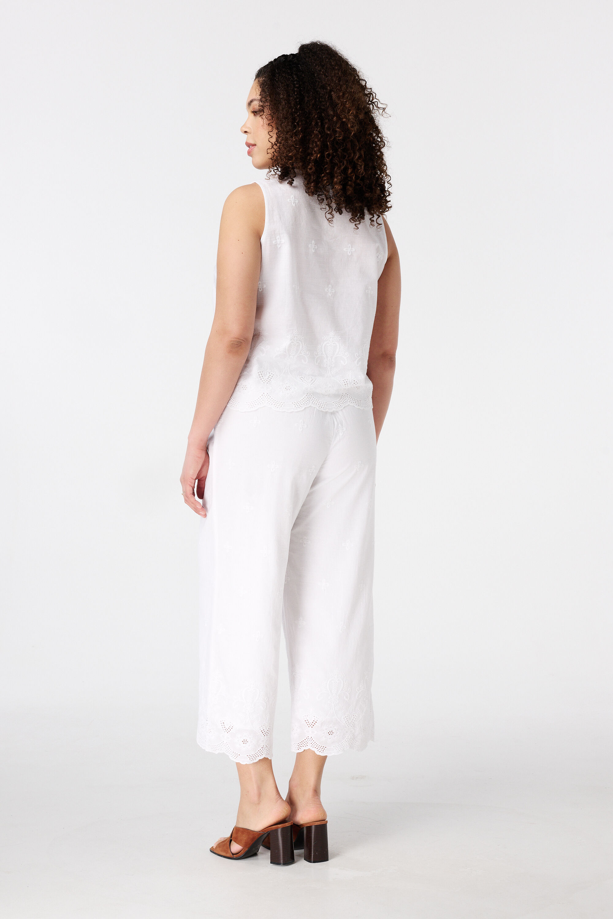 Pantalon avec d&eacute;tails brod&eacute;s image number 3