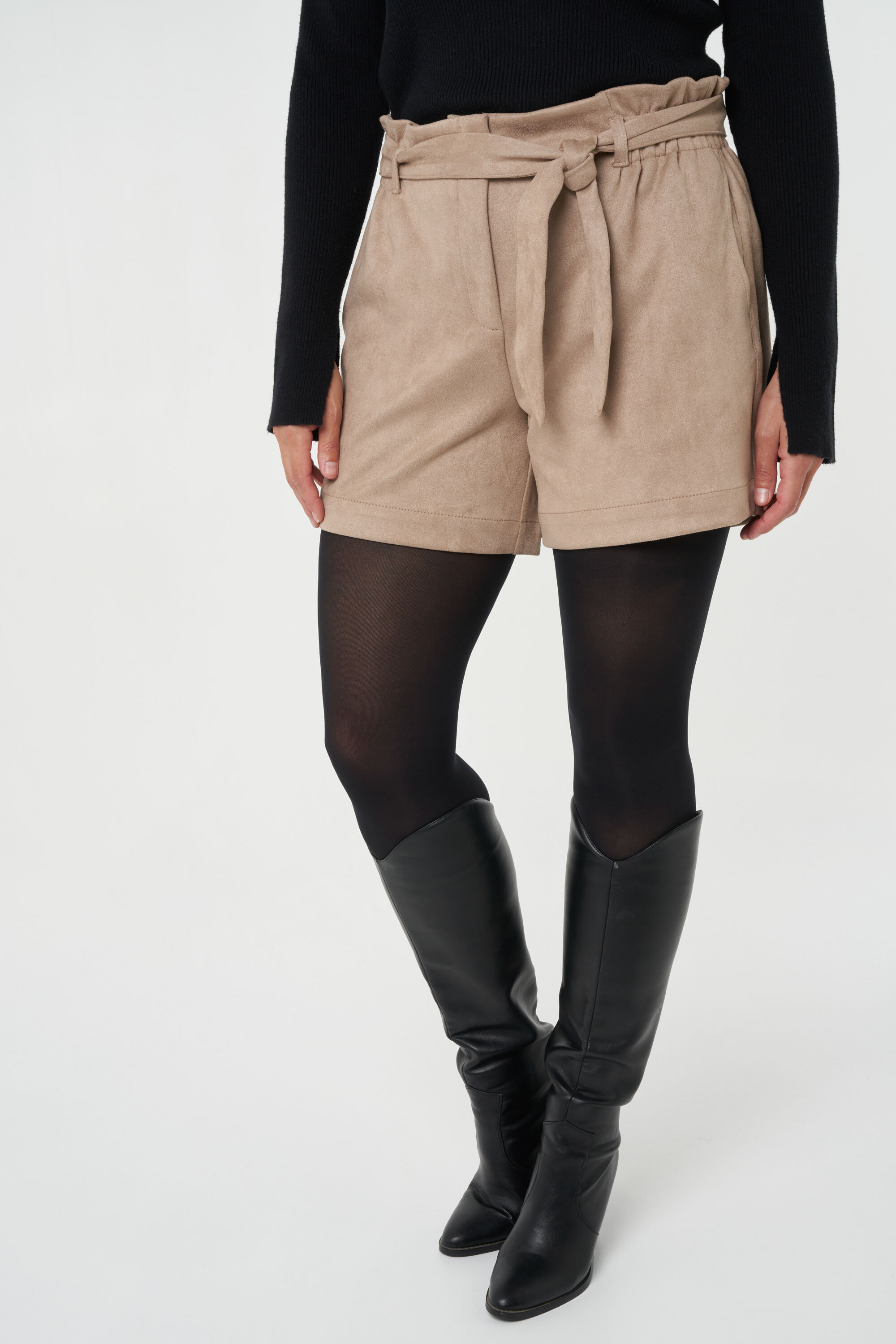 Short en daim synth&eacute;tique avec ceinture image number 6