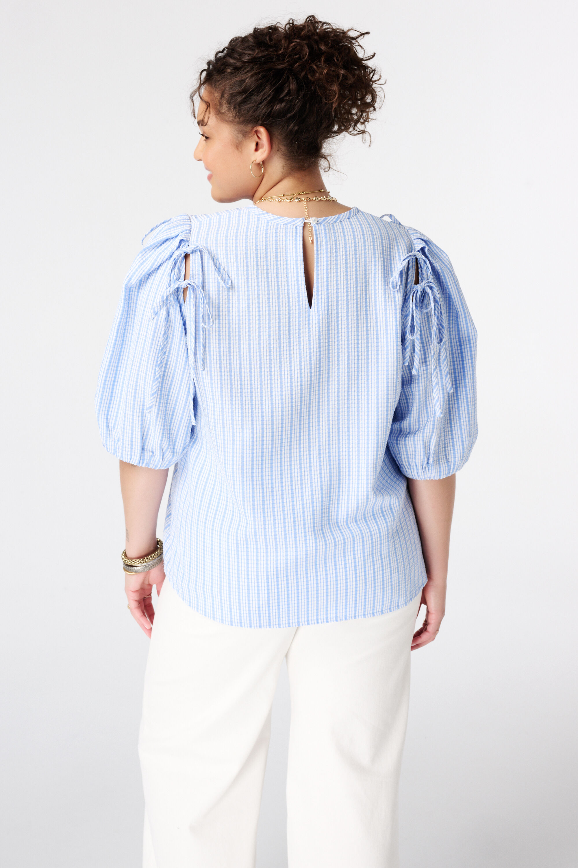 Blouse &agrave; carreaux avec manches bouffantes image number 3