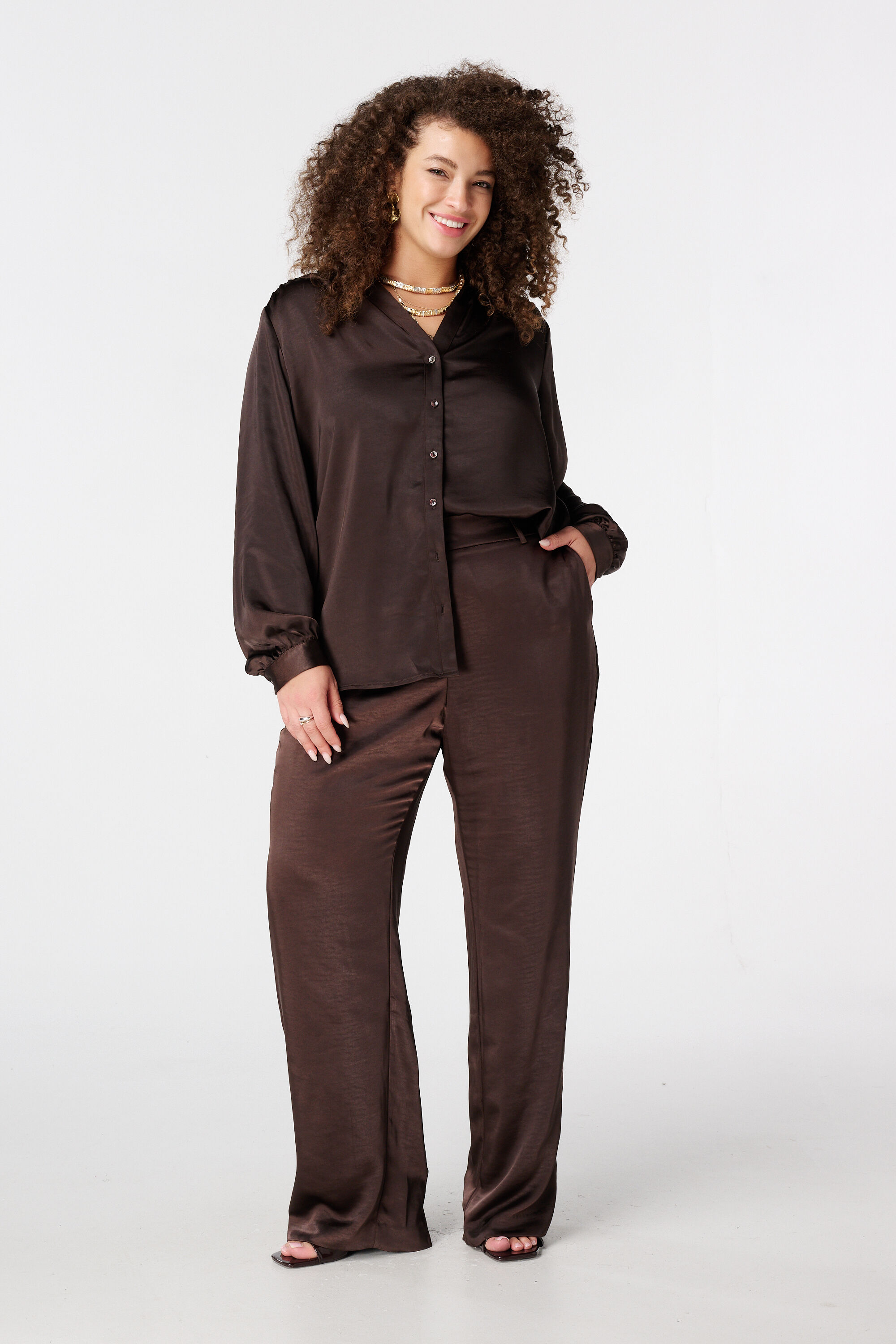 Blouse en satin avec fermeture &agrave; boutons dor&eacute;s image number 5