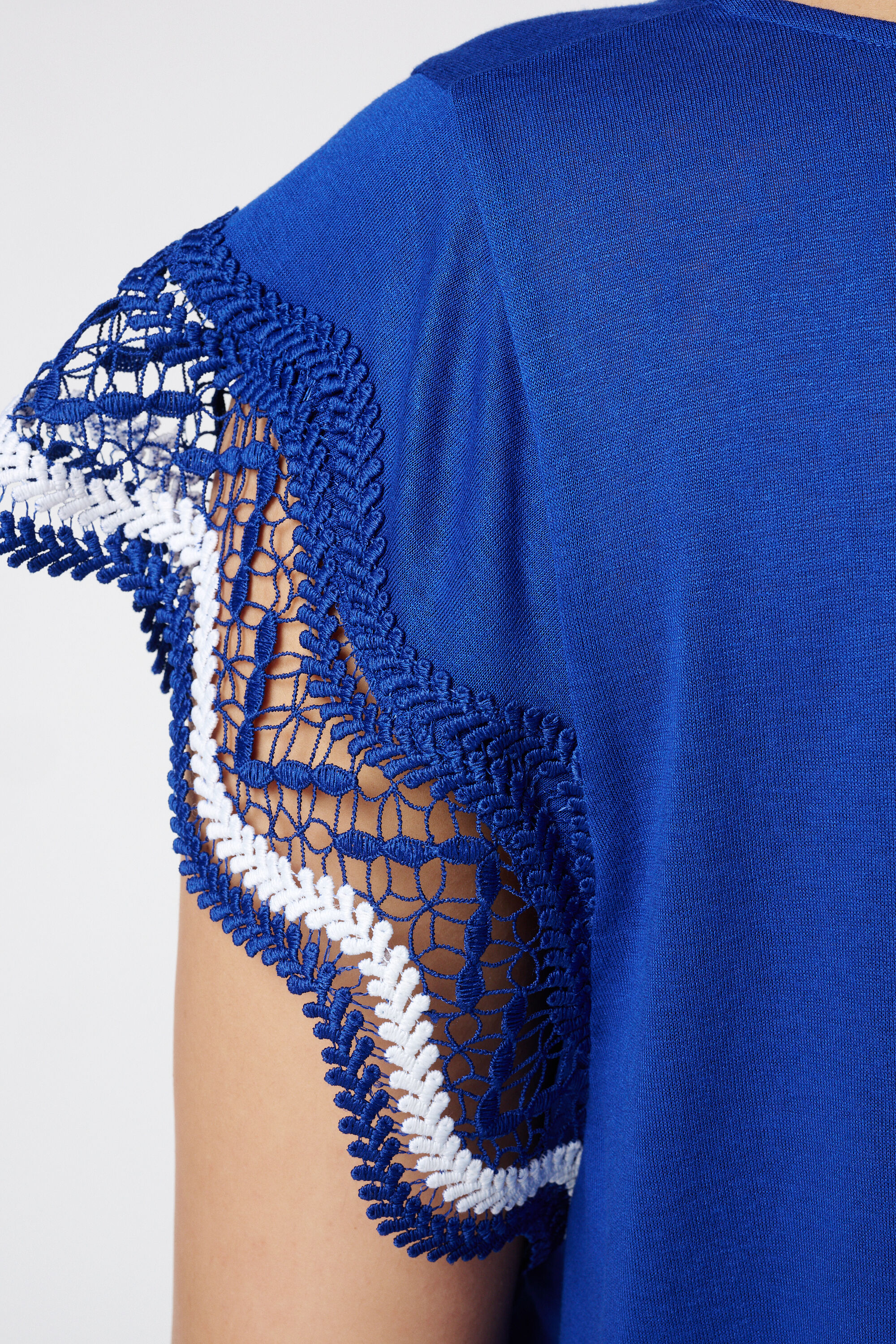 T-shirt avec des d&eacute;tails en crochet  image number 6