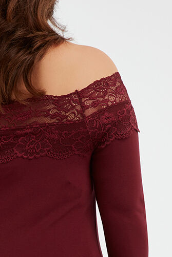 Haut bord&eacute; de dentelle image number 5