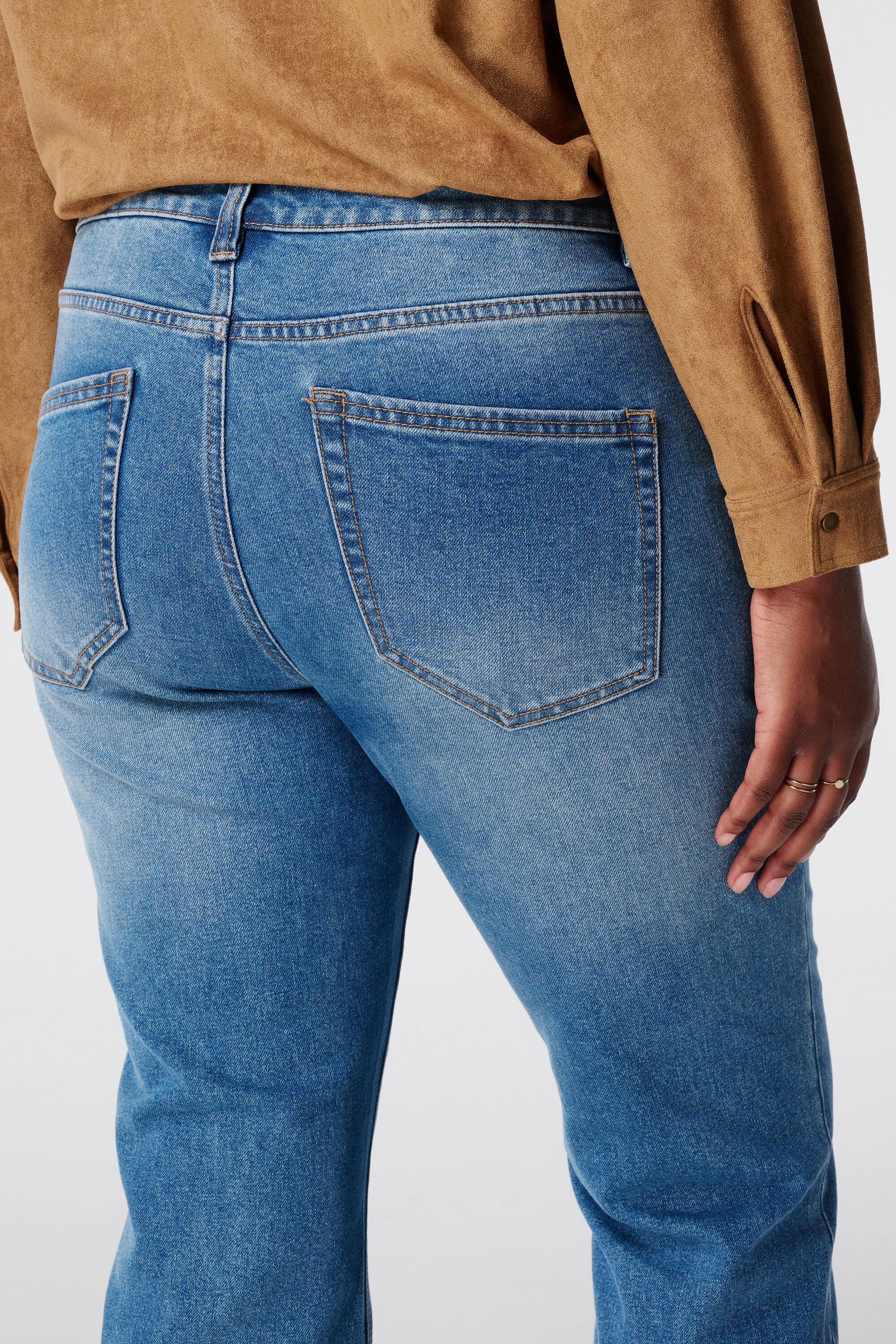 Jean droit avec d&eacute;tail enveloppant image number 4