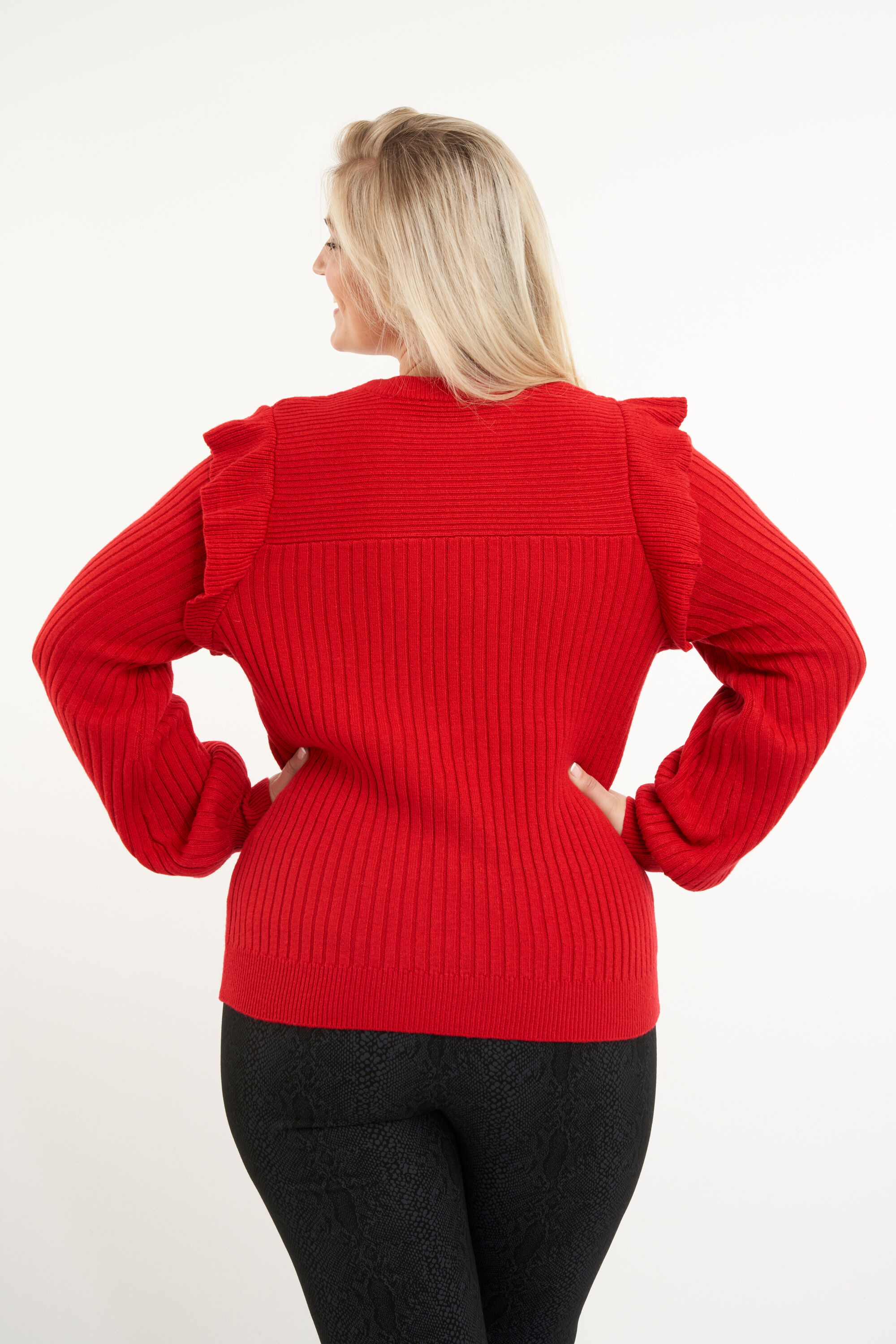 Pull c&ocirc;tel&eacute; avec volants image number 4