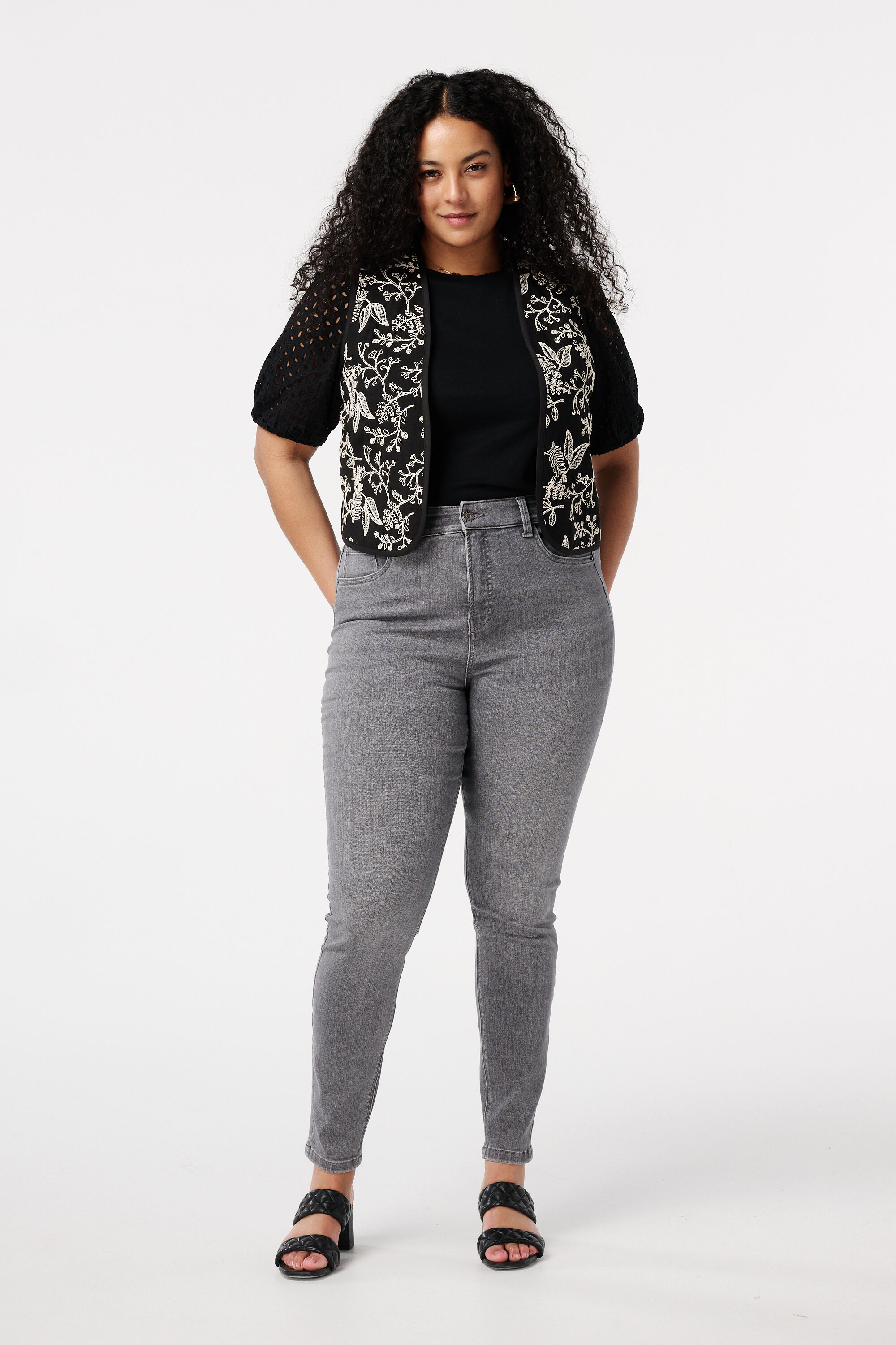 Gilet brod&eacute; image number 5