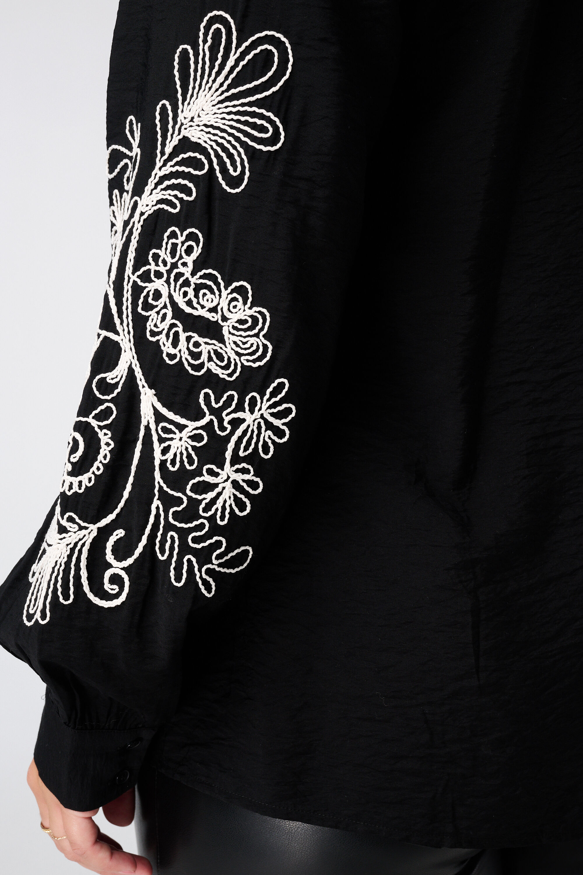 Blouse avec broderies sur les manches image number 6