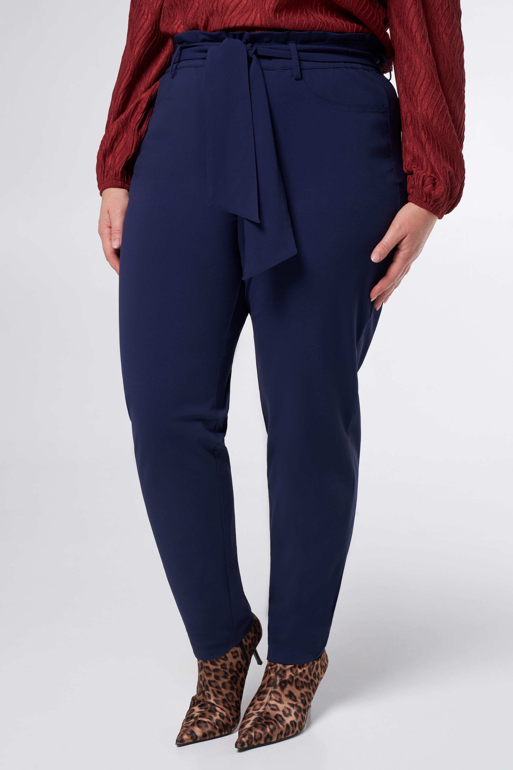 Pantalon extensible en sac en papier image number 5