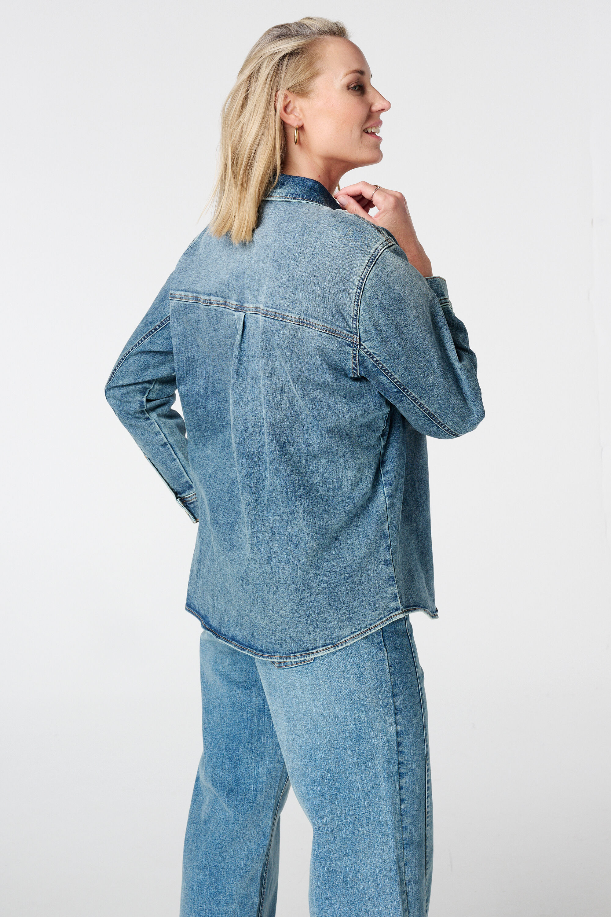 Chemise en denim avec fermeture boutonn&eacute;e image number 3