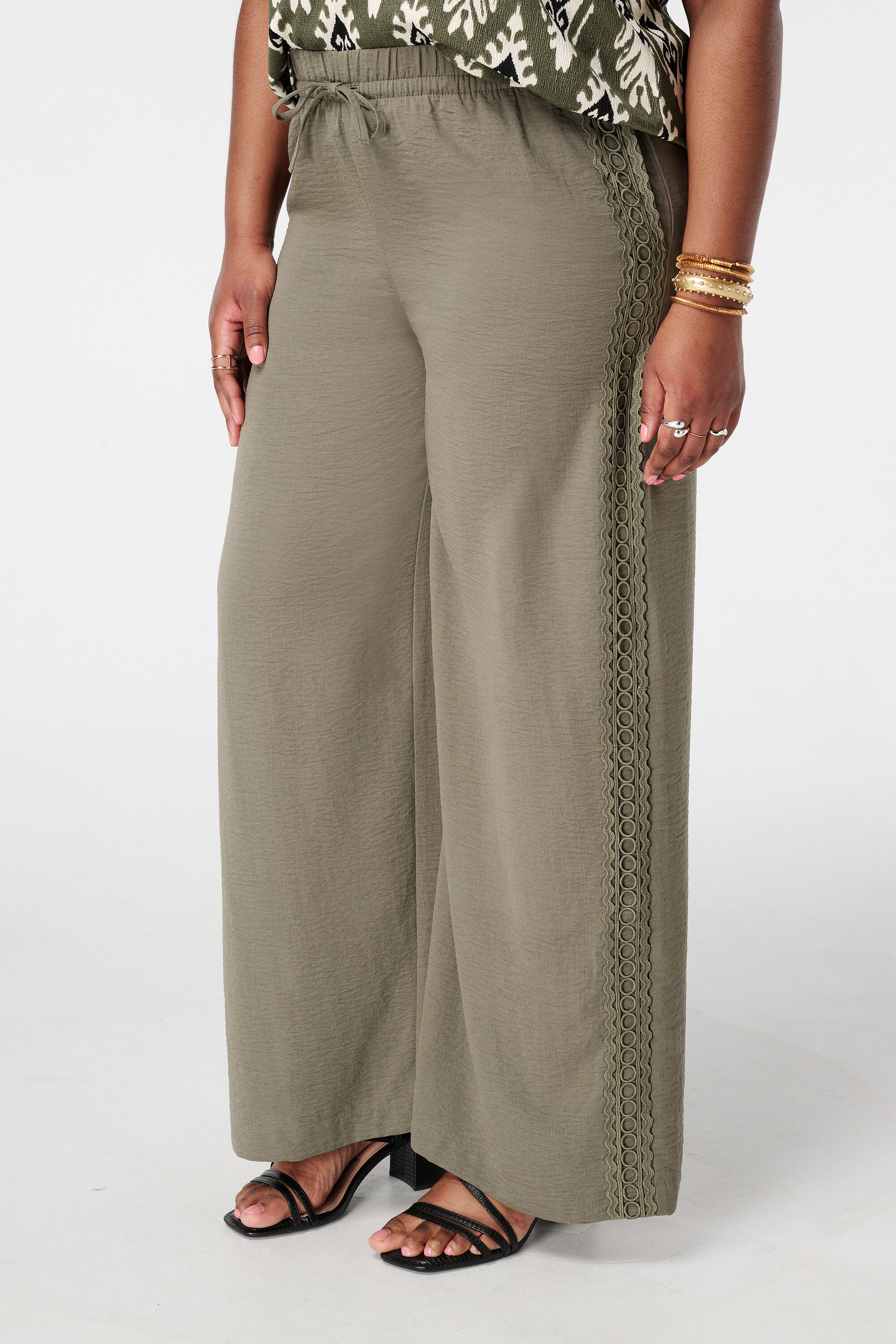 Pantalon straight leg avec d&eacute;tail d&eacute;coratif image number 5