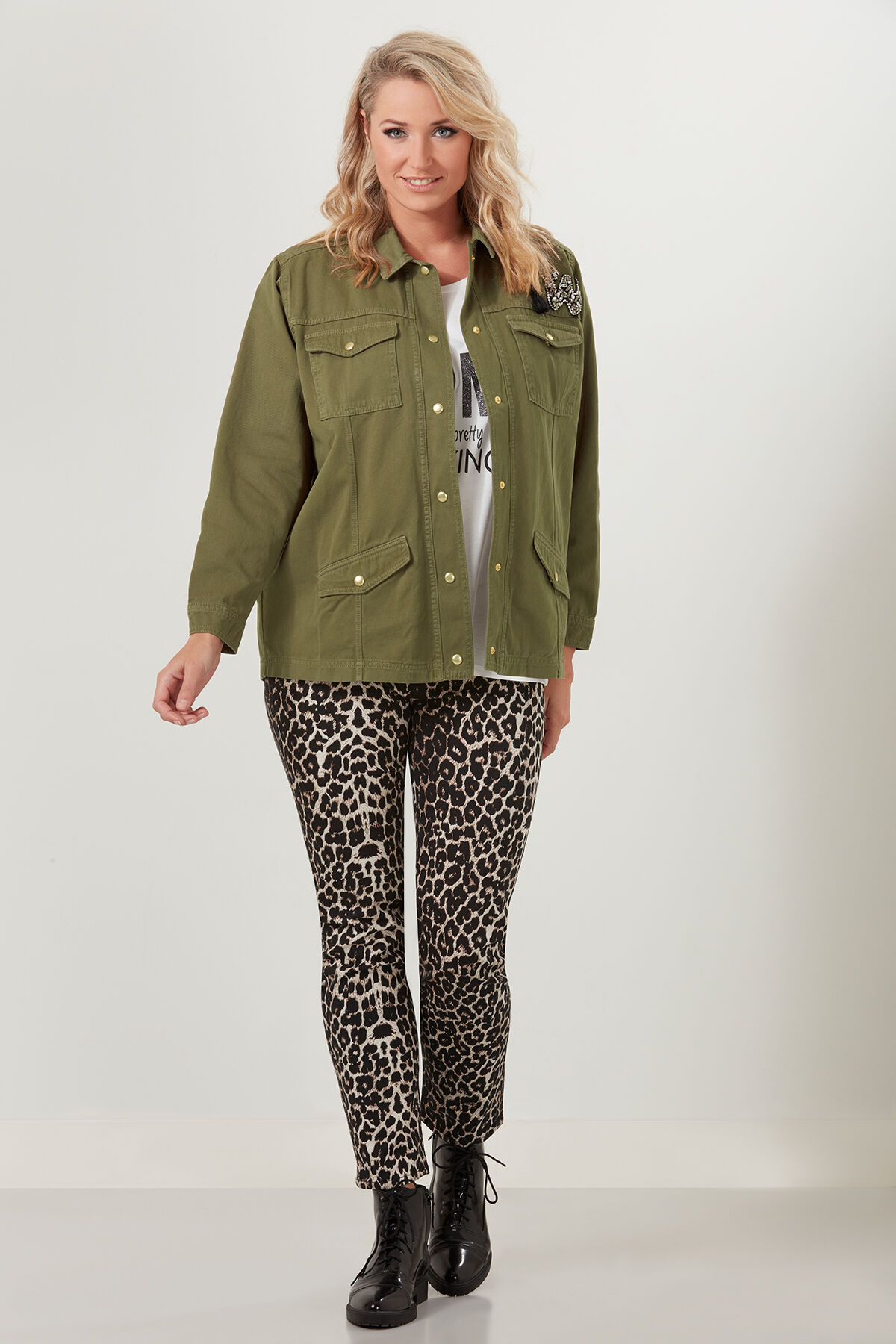 Veste avec appliqu&eacute;s et inscription image number 5