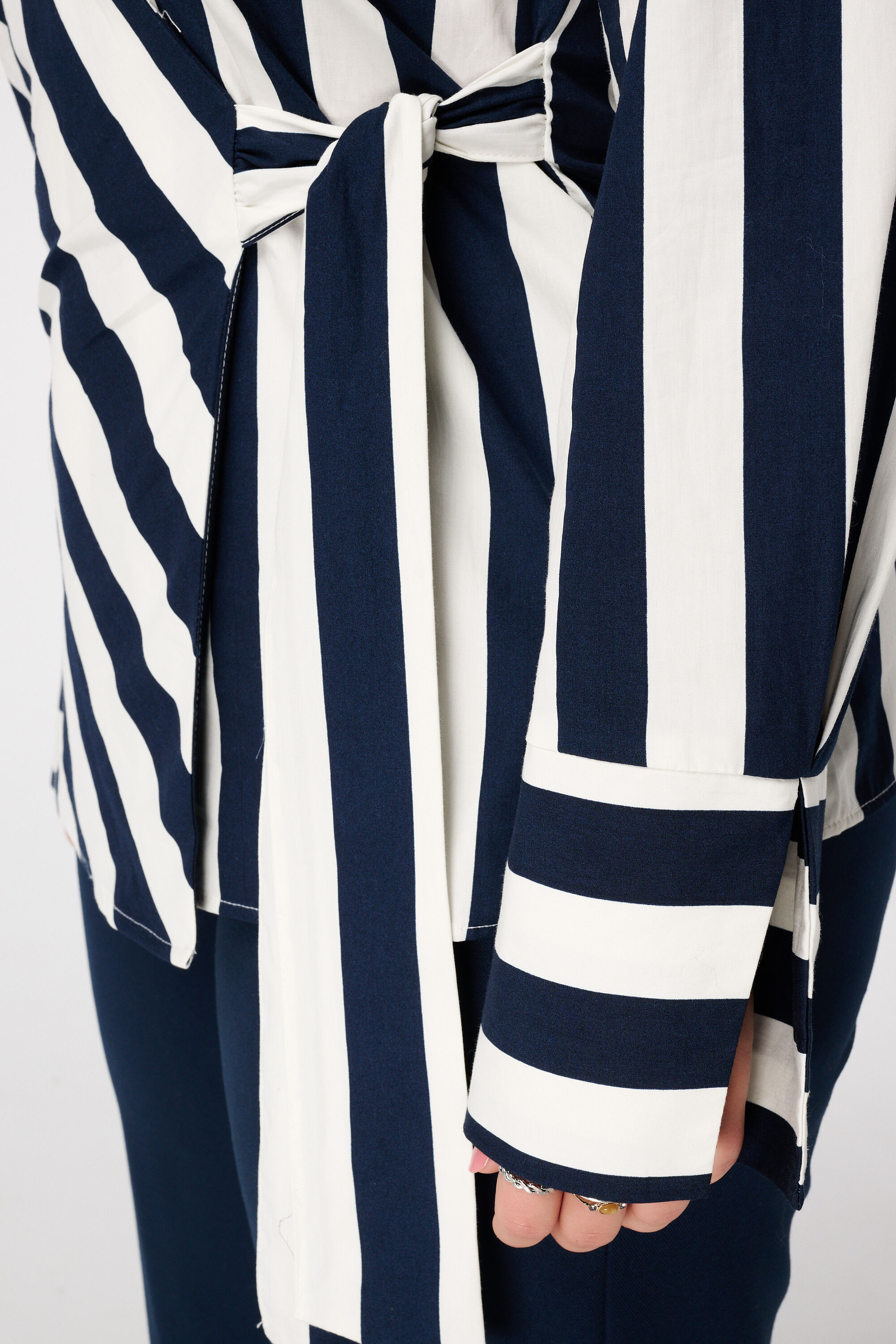 Blouse cache-c&oelig;ur avec col en V et n&oelig;ud image number 6