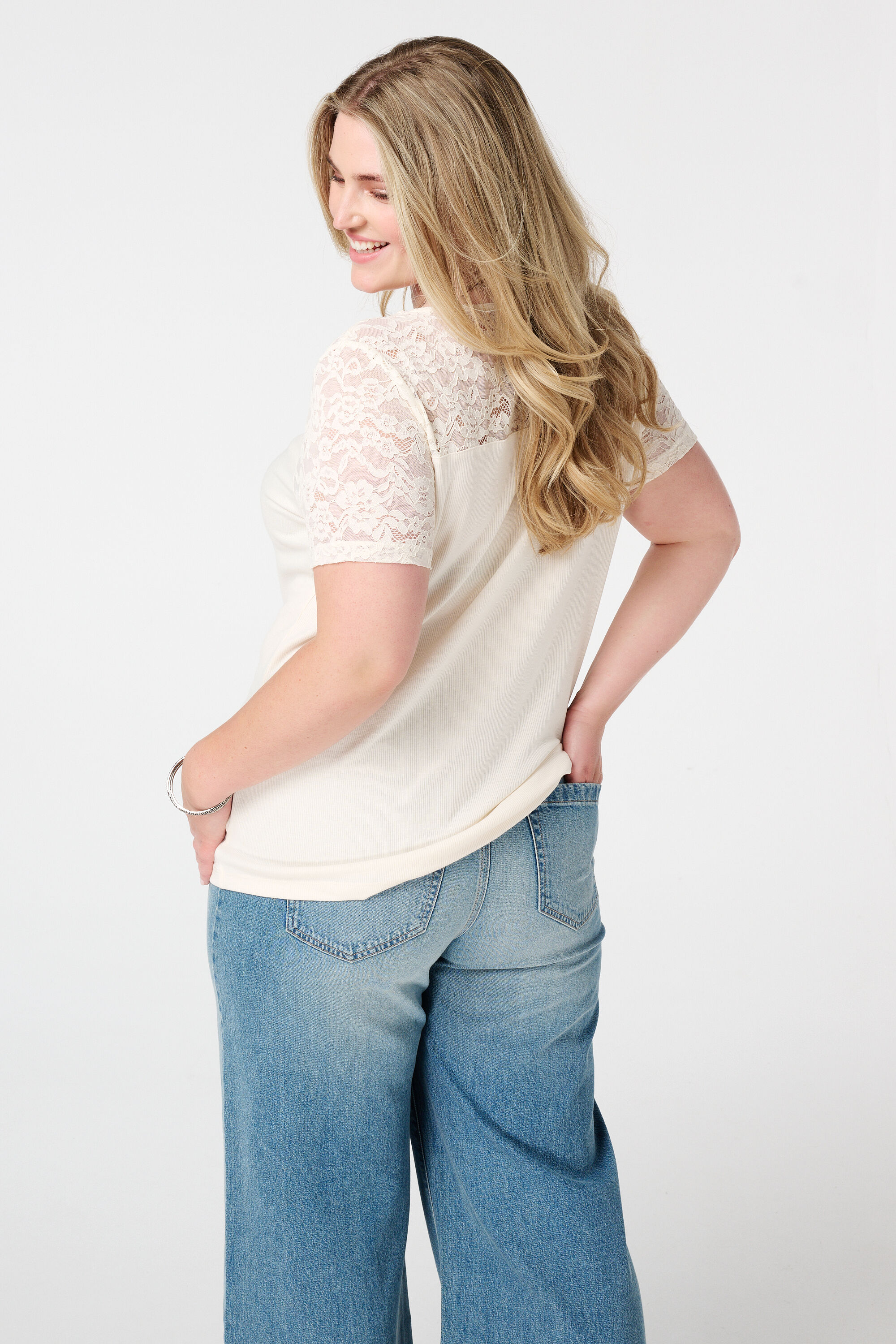 T-shirt c&ocirc;tel&eacute; avec dentelle image number 3