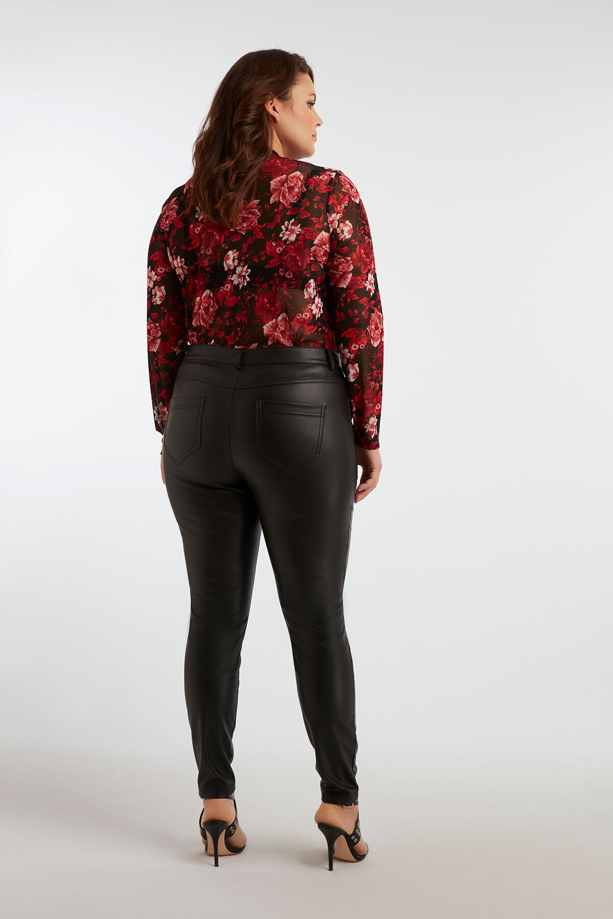 Pantalon jambe slim en similicuir image number 6