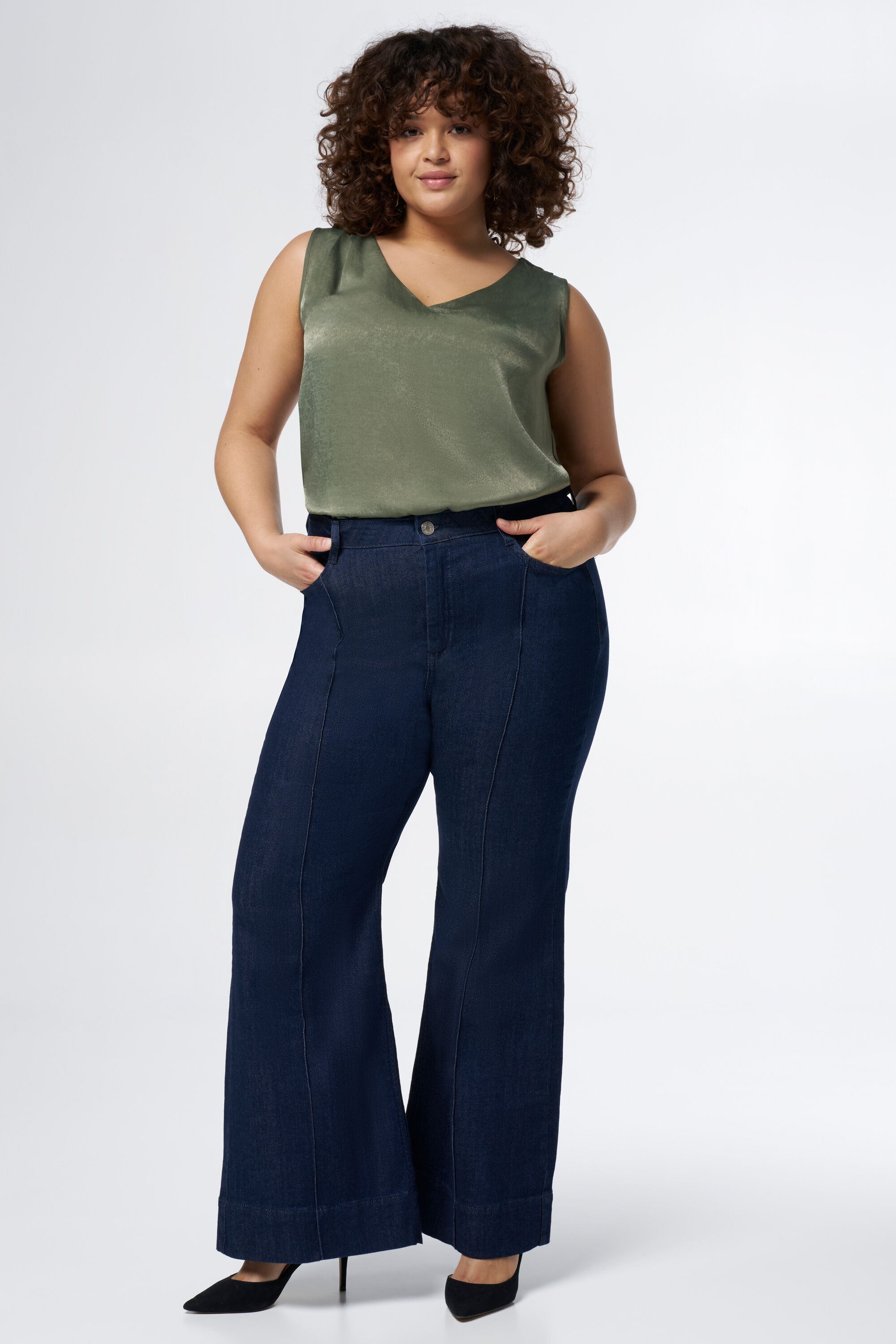 Jean &agrave; jambe &eacute;vas&eacute;e avec surpiq&ucirc;res d&eacute;coratives image number 6