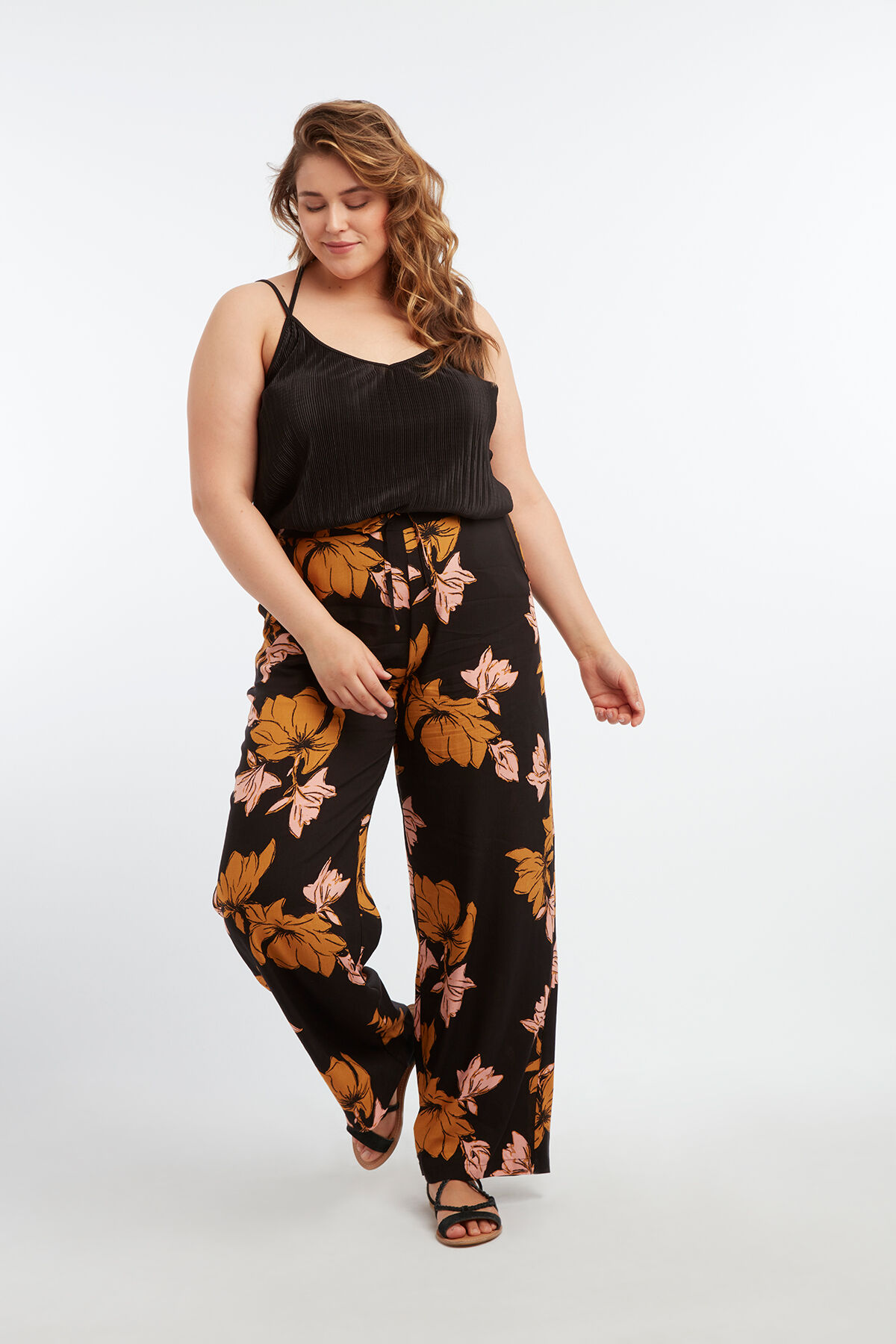 Pantalon large &agrave; fleurs image number 3