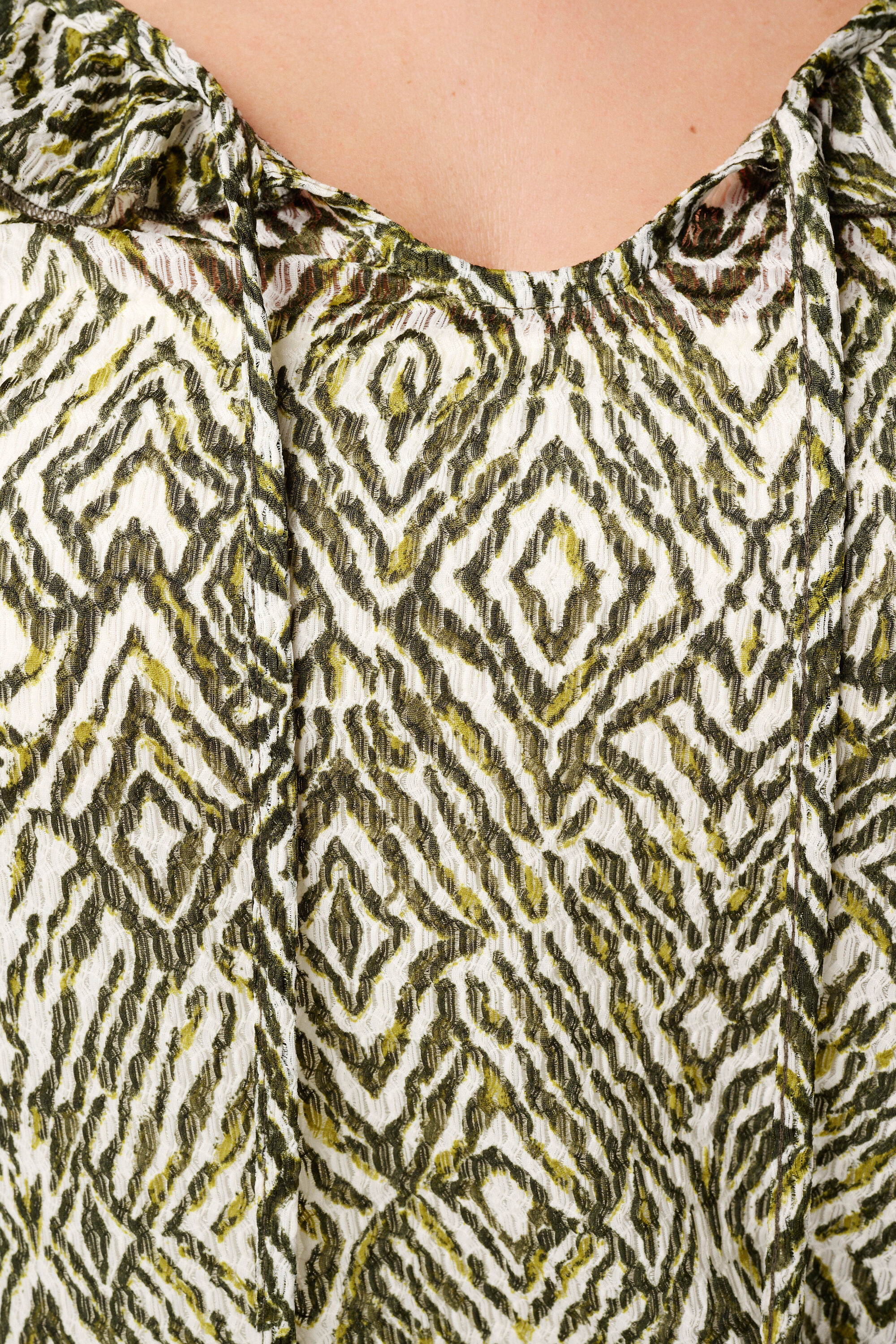 Haut imprim&eacute; avec col &agrave; volants  image number 6