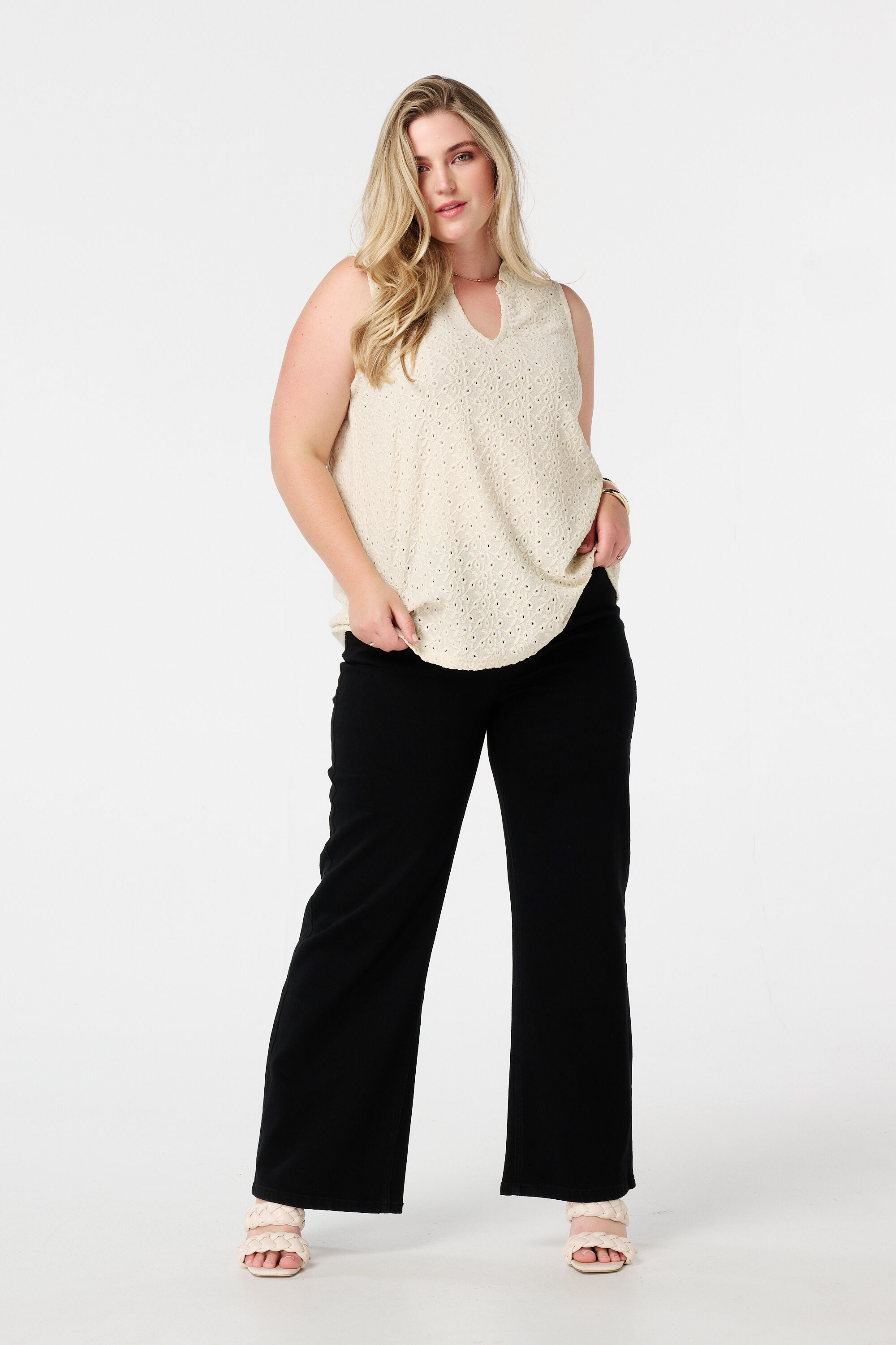 Top brod&eacute; sans manches image number 5