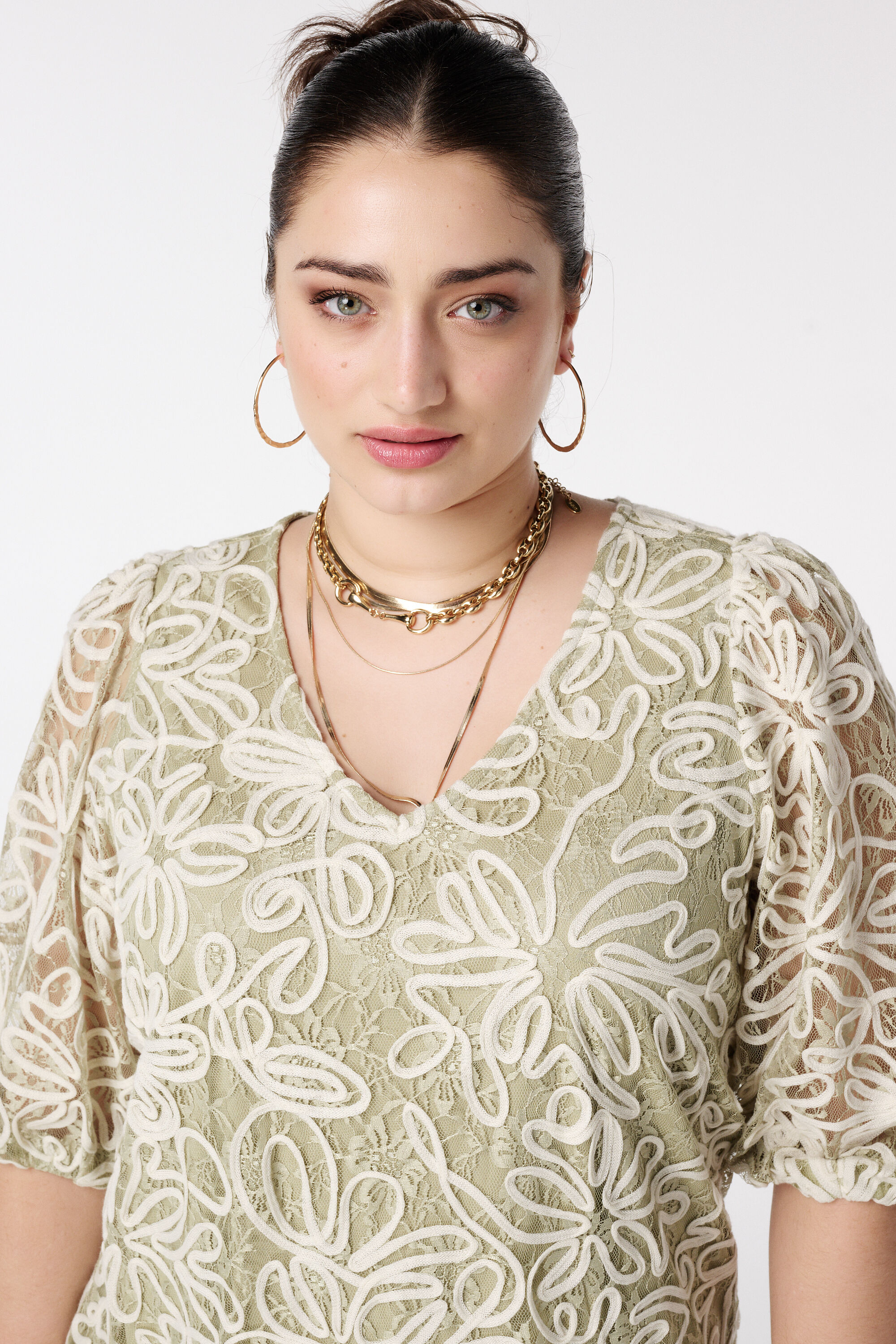 Top brod&eacute; avec manches en tulle image number 4