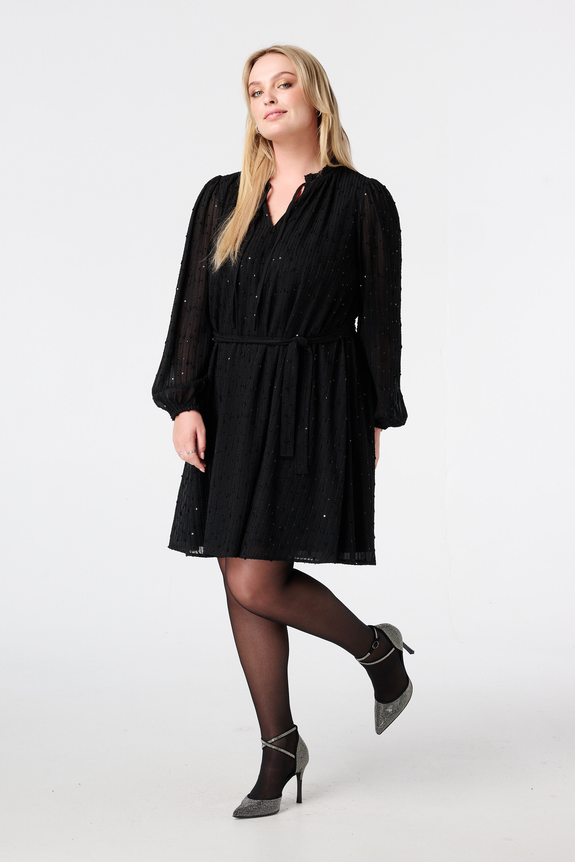 Robe &agrave; paillettes scintillantes et ceinture