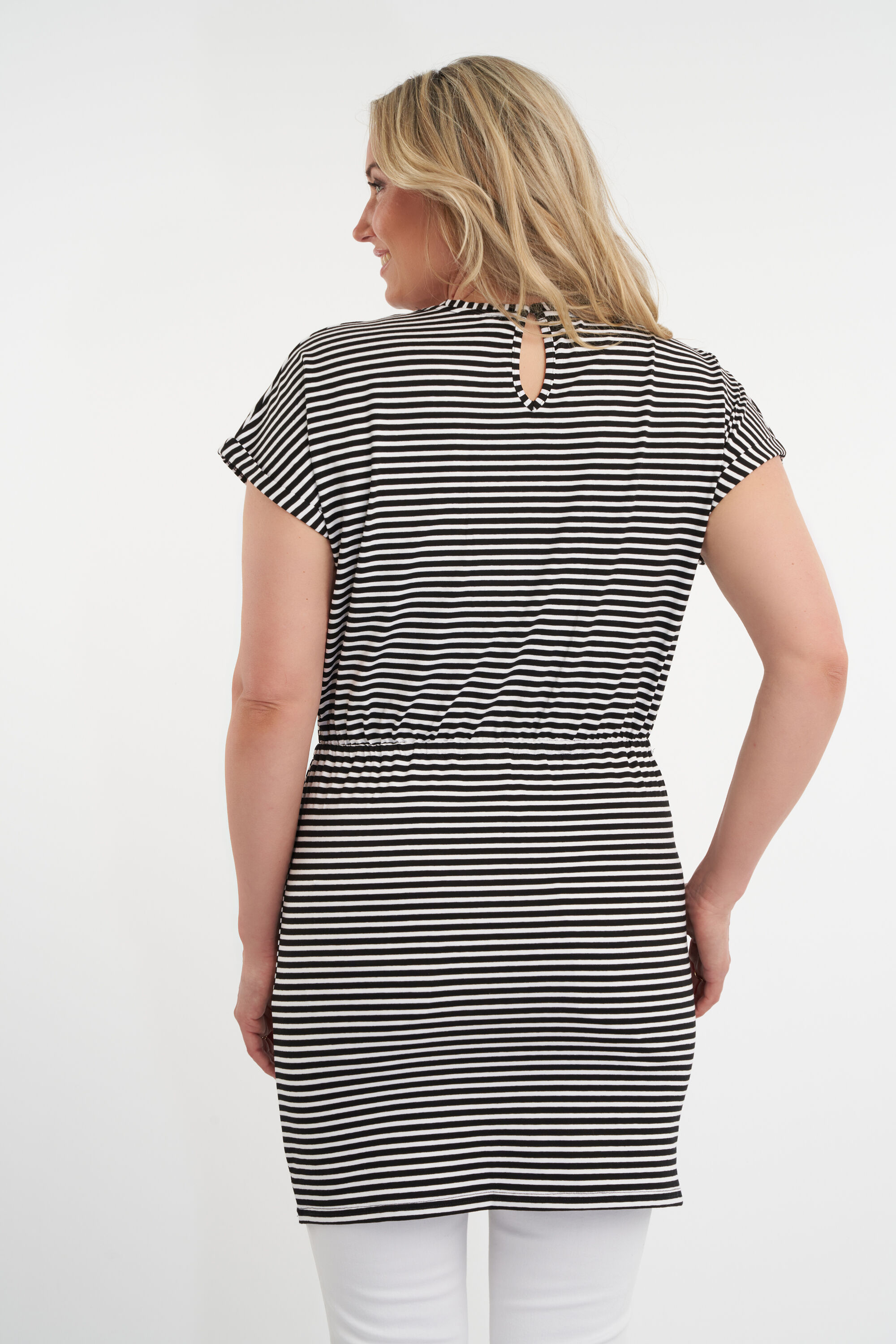 Tunique d&eacute;cor&eacute;e en dentelle image number 4